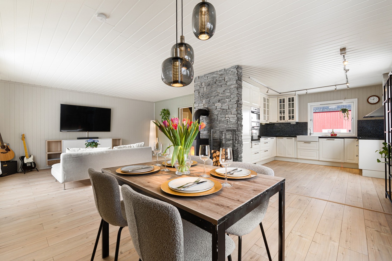 Eneboligen strekker seg over tre plan, med en romslig stue- og kjøkkenløsning i første etasje. Galleribilde