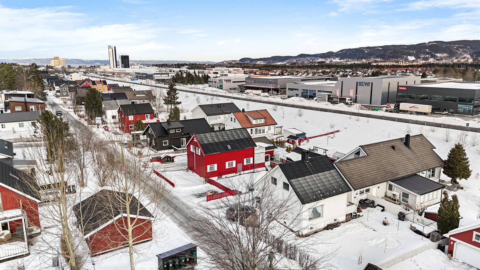 Eneboligen ligger svært fint til på Heimdal i et rolig og familievennlig nabolag med kort avstand til flere treningssenter, barne-og ungdomsskole, barnehager, Tillerbyen, CitySyd, nærbutikk, bensinstasjon og Heimdal sentrum. Galleribilde