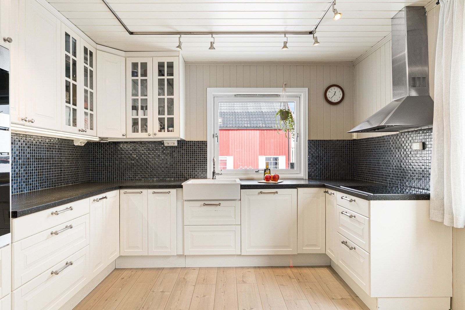 Rikelig med skap- og benkeplass. Perfekt for matlaging sammen med familien. Galleribilde