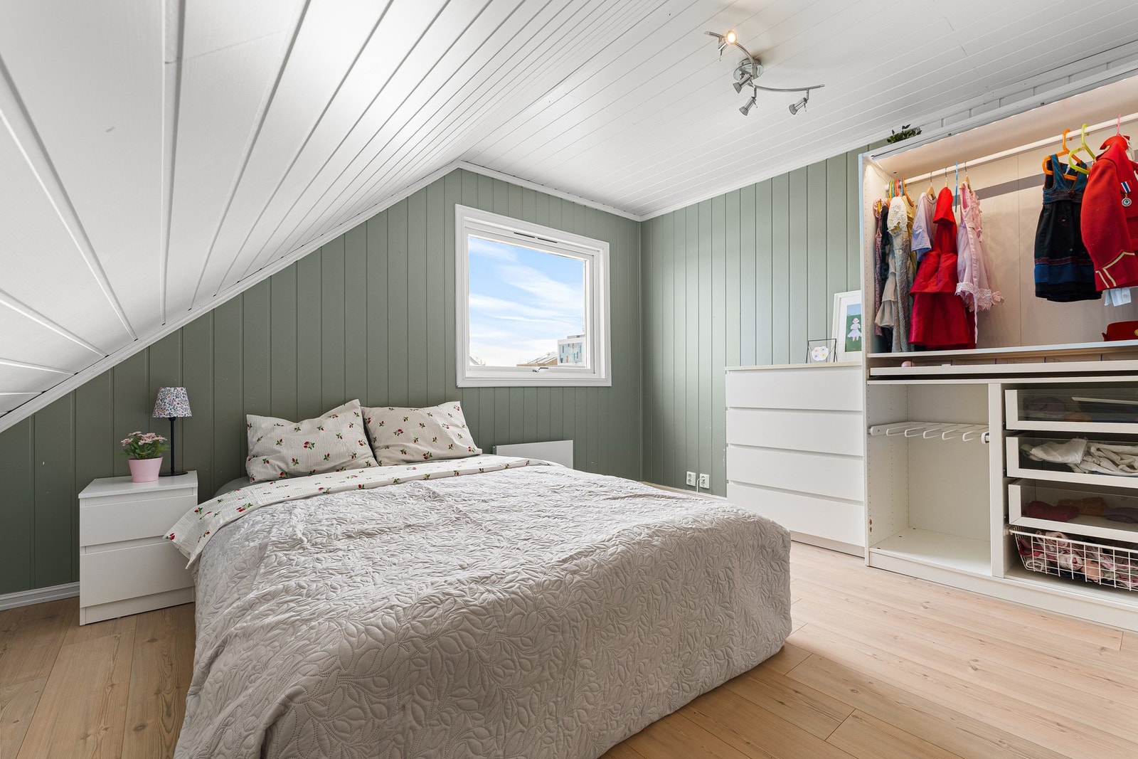 Innredet med praktisk garderobeløsning som medfølger i handelen. Galleribilde