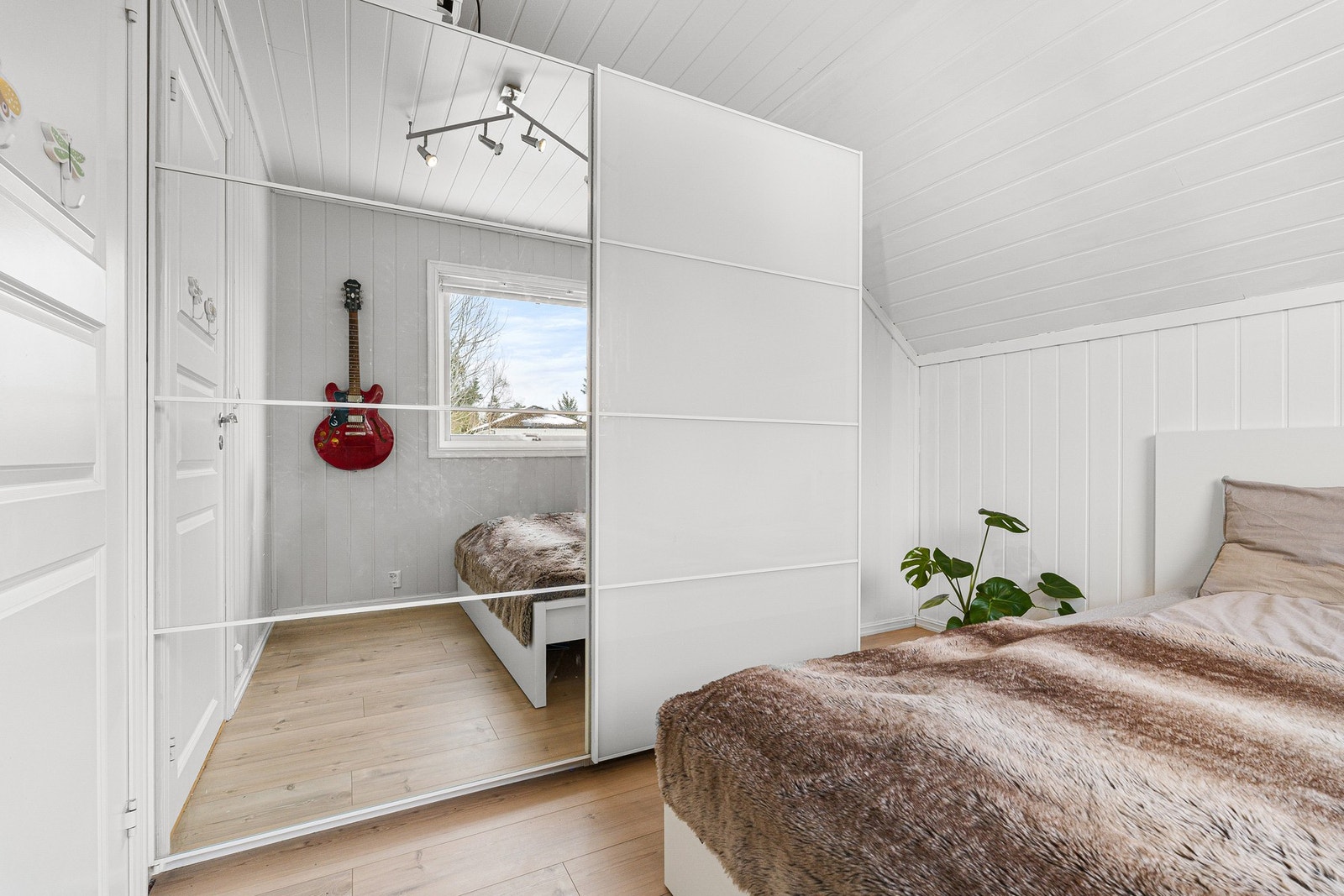 Innredet med skyvedørsgarderobe. Galleribilde