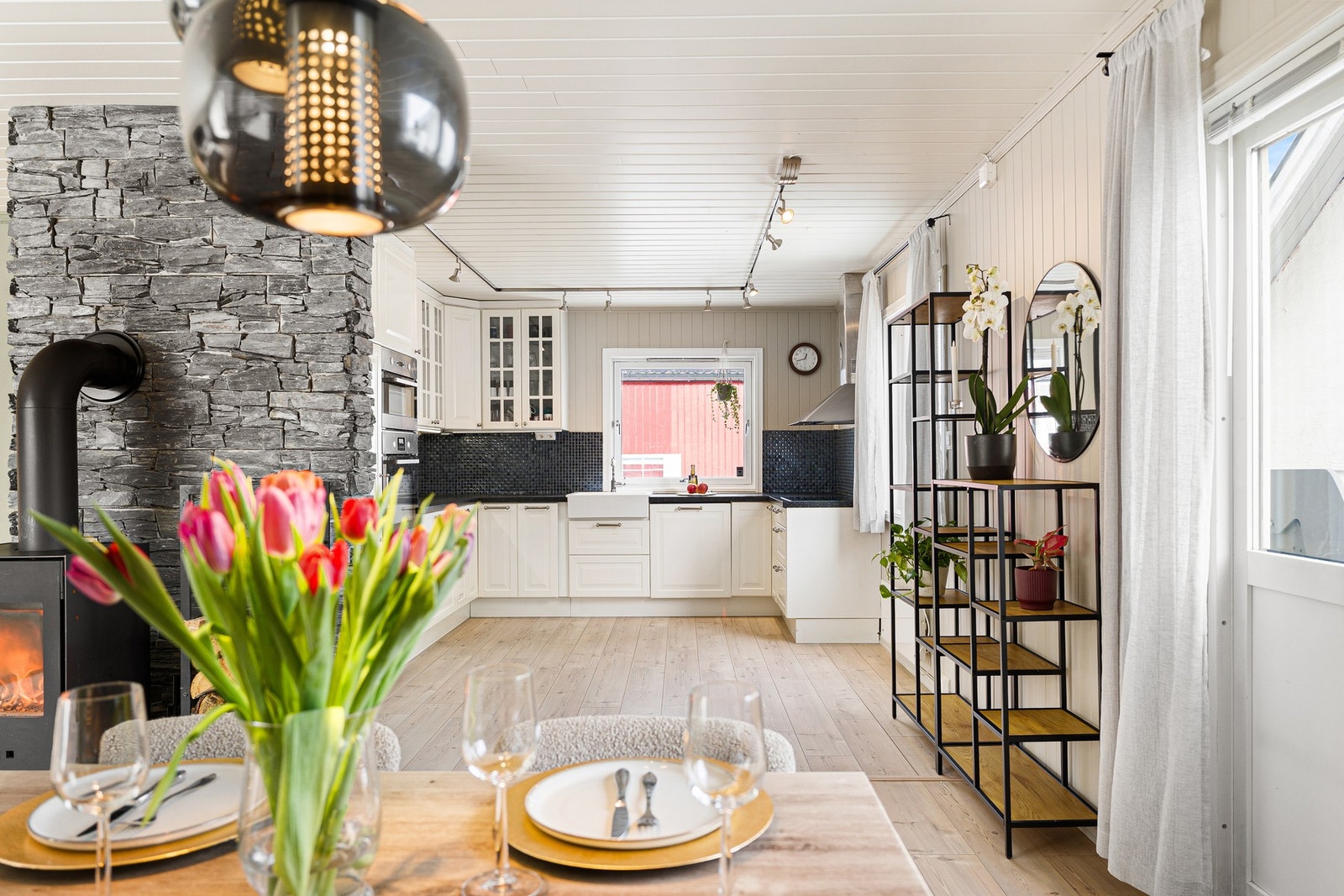 Tidløst kjøkken fra 2012 med integrert platetopp, stekeovn, mirkoovn, oppvaskmaskin og kjøl/fryseskap. Galleribilde