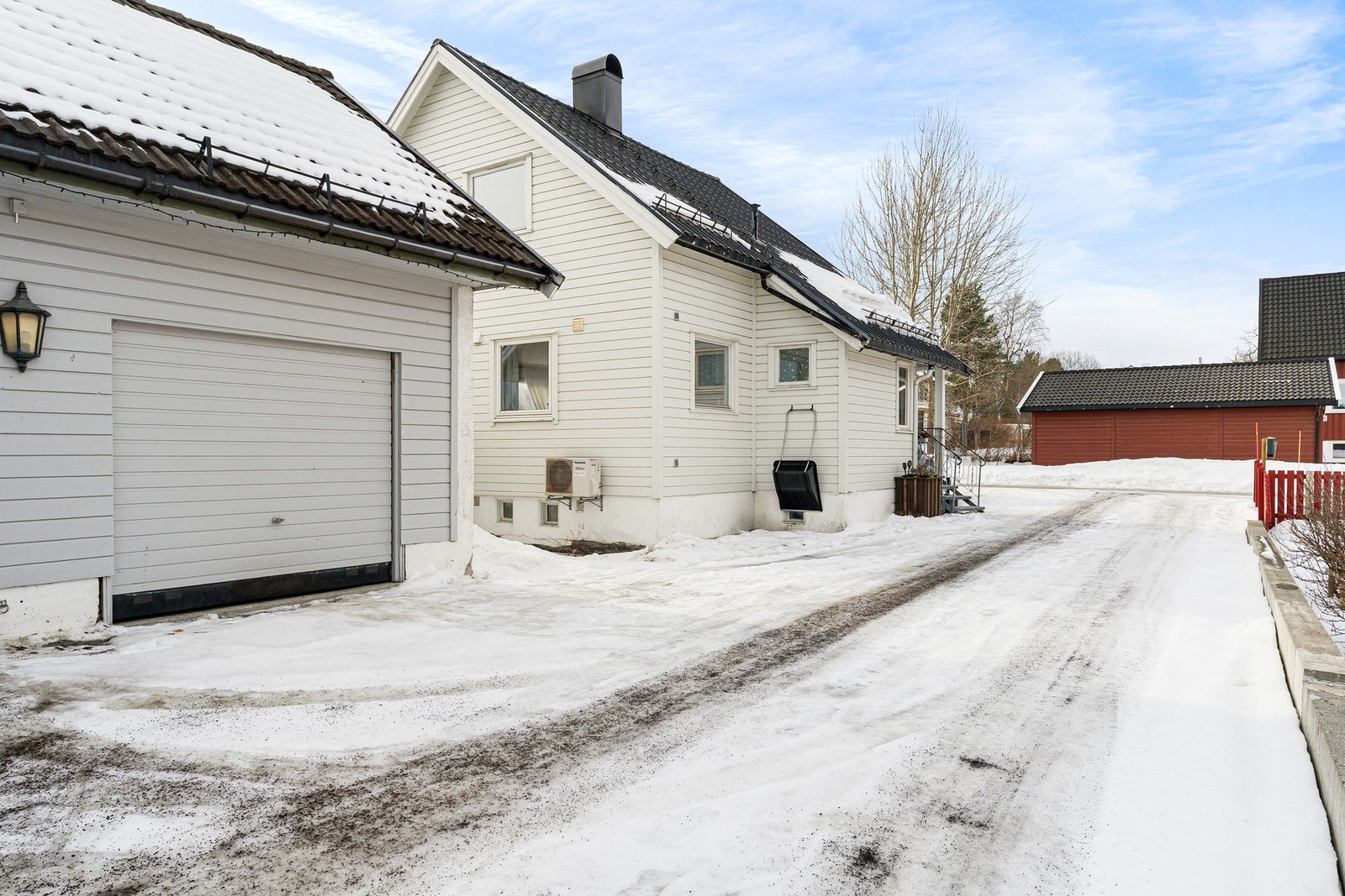 Garasjen som tilhører eneboligen, ligger vegg i vegg med naboens garasje. Galleribilde