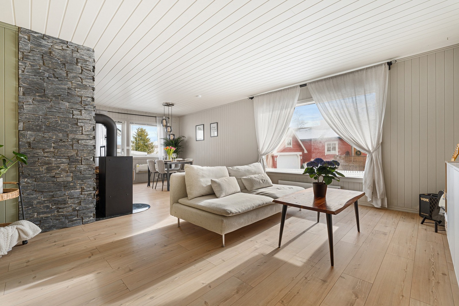 Den romslige stuen byr på fleksible møbleringsmuligheter, inkludert plass til flere sittegrupper. Galleribilde