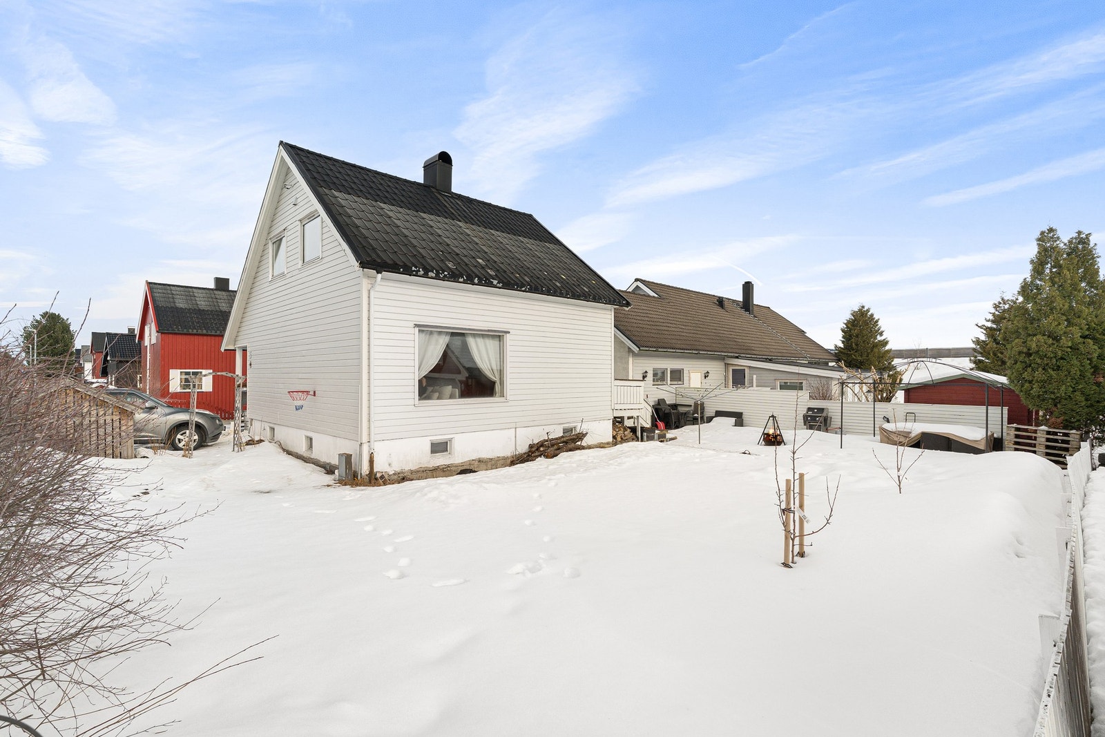 Under snøen ligger det en markterrasse som byr på svært gode solforhold. Galleribilde