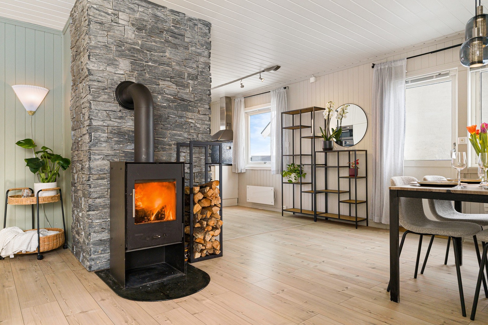 Energieffektiv oppvarming med vedfyring. Pipeløpet ble rehabilitert med stålinnsats i 2025, vurdert til TG1. Galleribilde