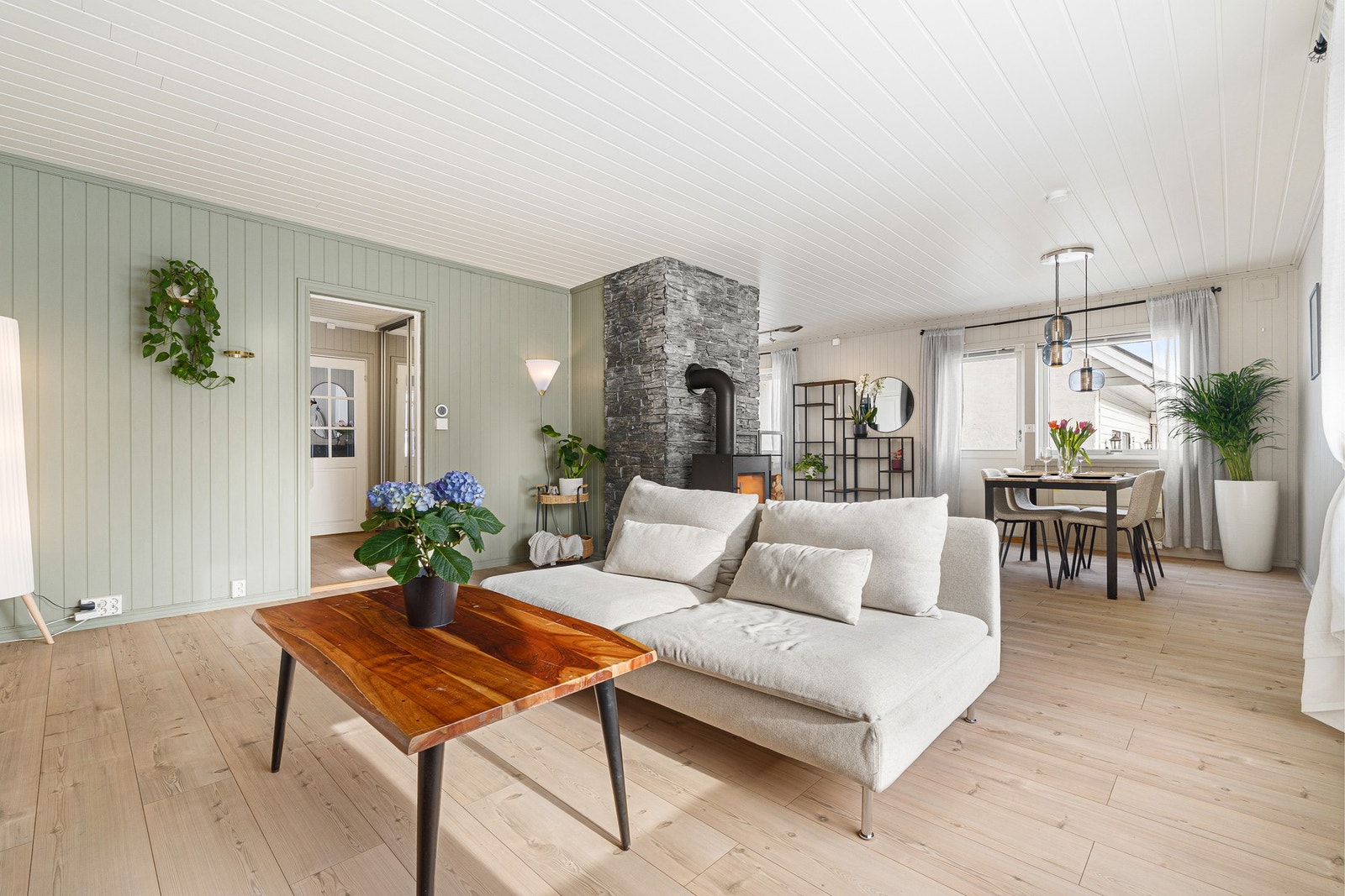 Den delvis åpne stue- og kjøkkenløsningen er på tilsammen 43,5 kvm. Galleribilde