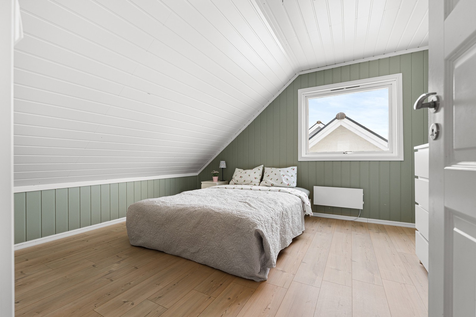 Stort hovedsoverom med 9,5 kvm med målbart areal. Galleribilde