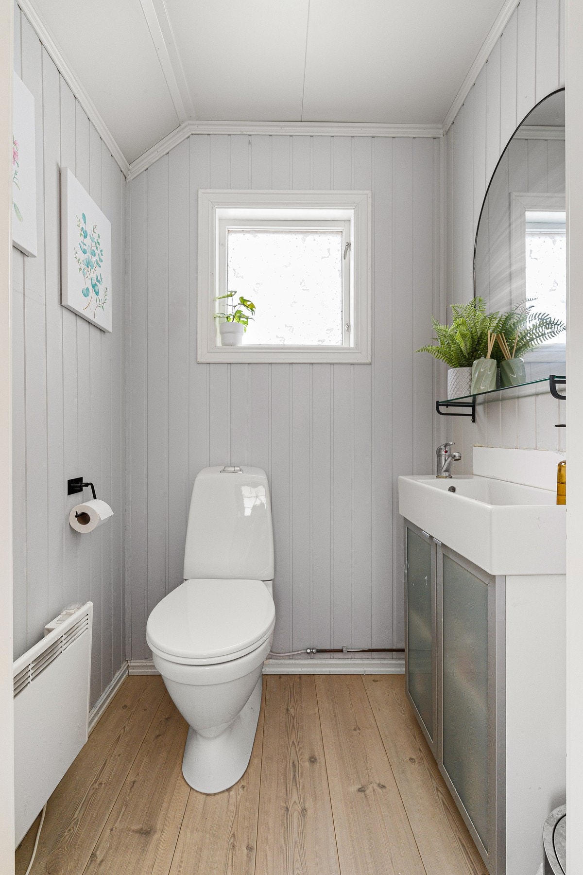 Praktsik toalett rett ved entré. Galleribilde