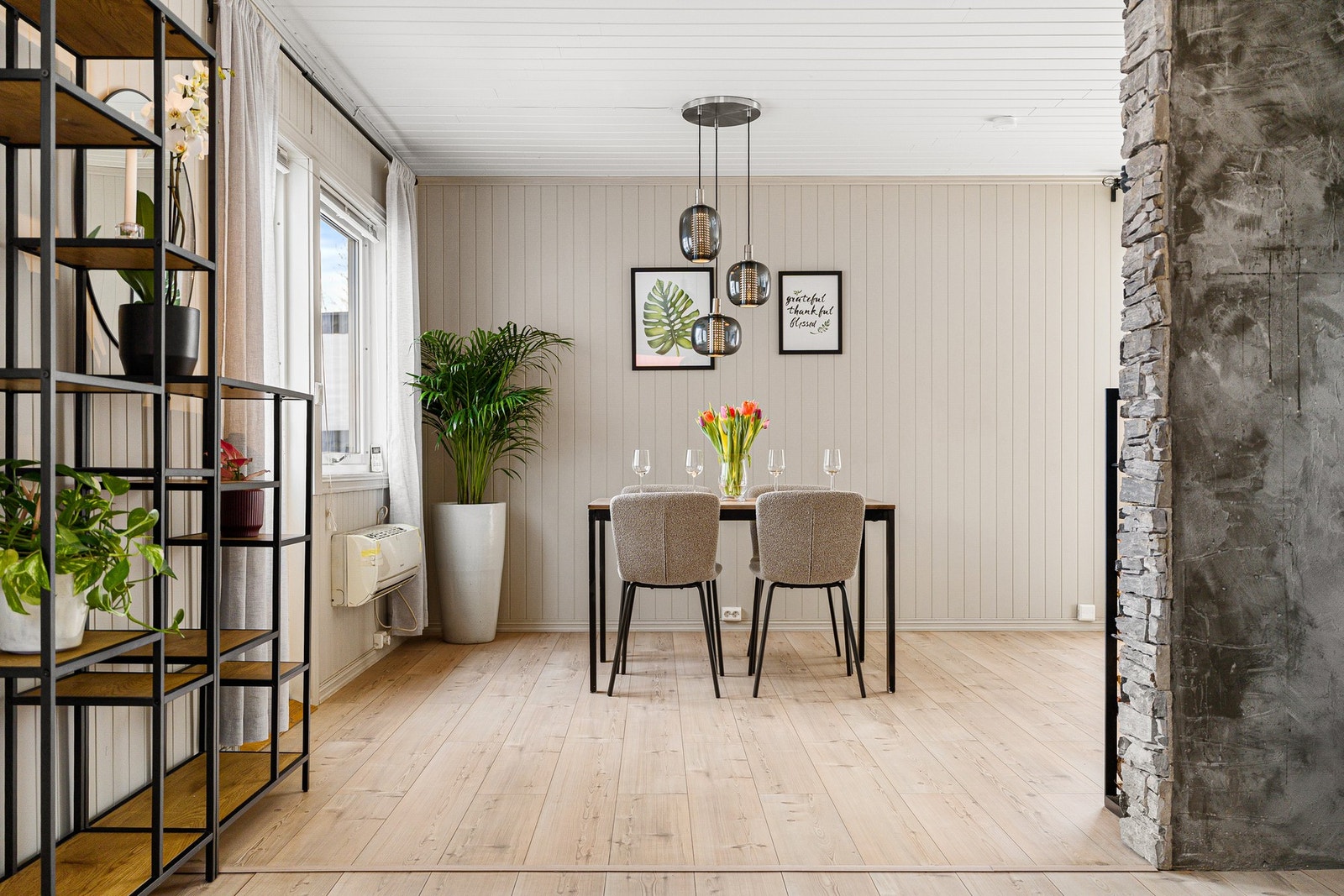 Spisebordet får sin naturlige plassering like ved kjøkkenet. Her er det svært gode muligheter for å innrede med et større langbord til sosiale sammenkomster. Galleribilde