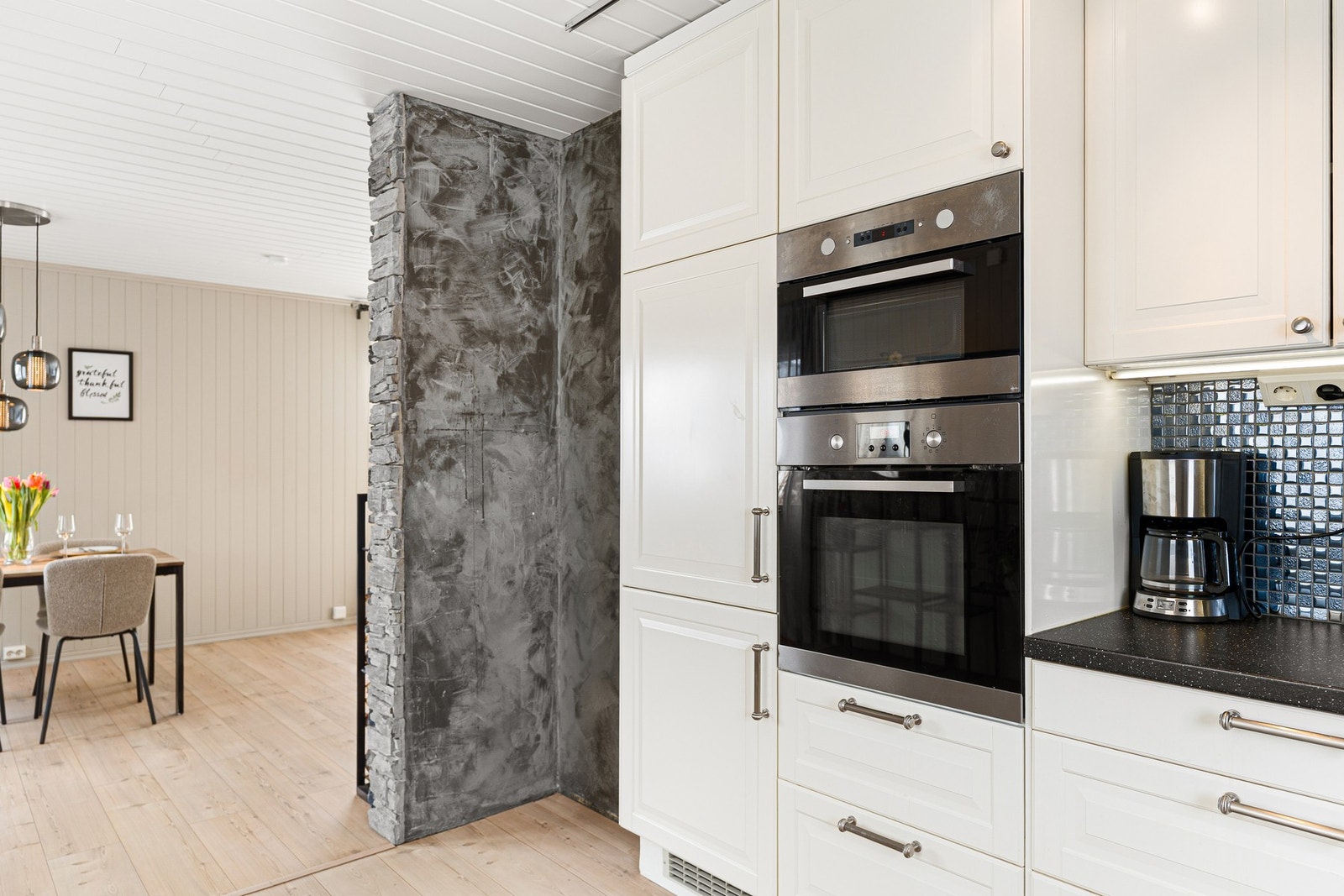 Praktisk integrert stekeovn i ståhøyde. Galleribilde