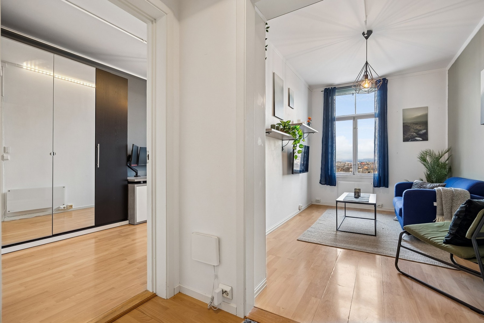 Stuen oppleves som et hyggelig samlingspunkt i boligen med god plass til sosialt samvær. Galleribilde