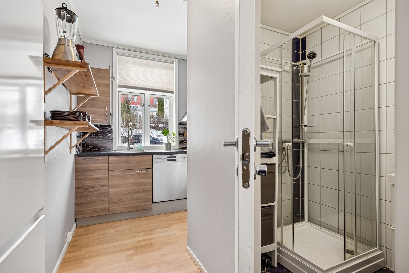 Laminatgulv og malte overflater gir et moderne og lettstelt preg. Galleribilde
