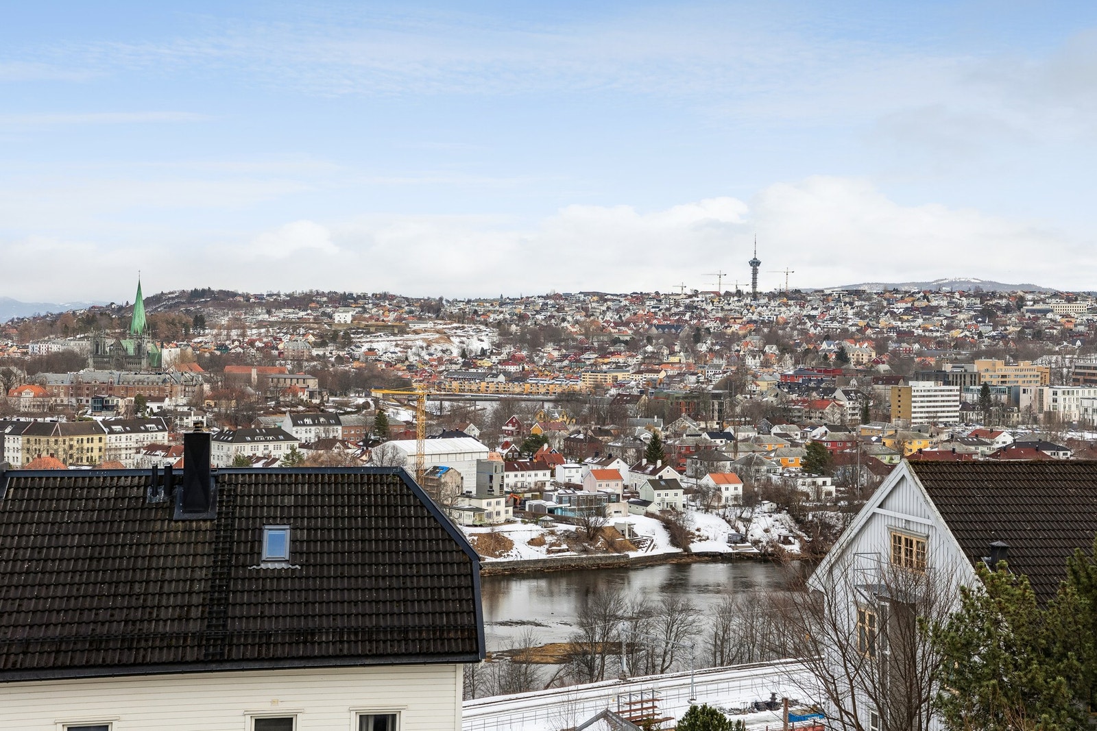 Leiligheten har en ettertraktet beliggenhet med fri sikt over bykjernen i Trondheim. Galleribilde