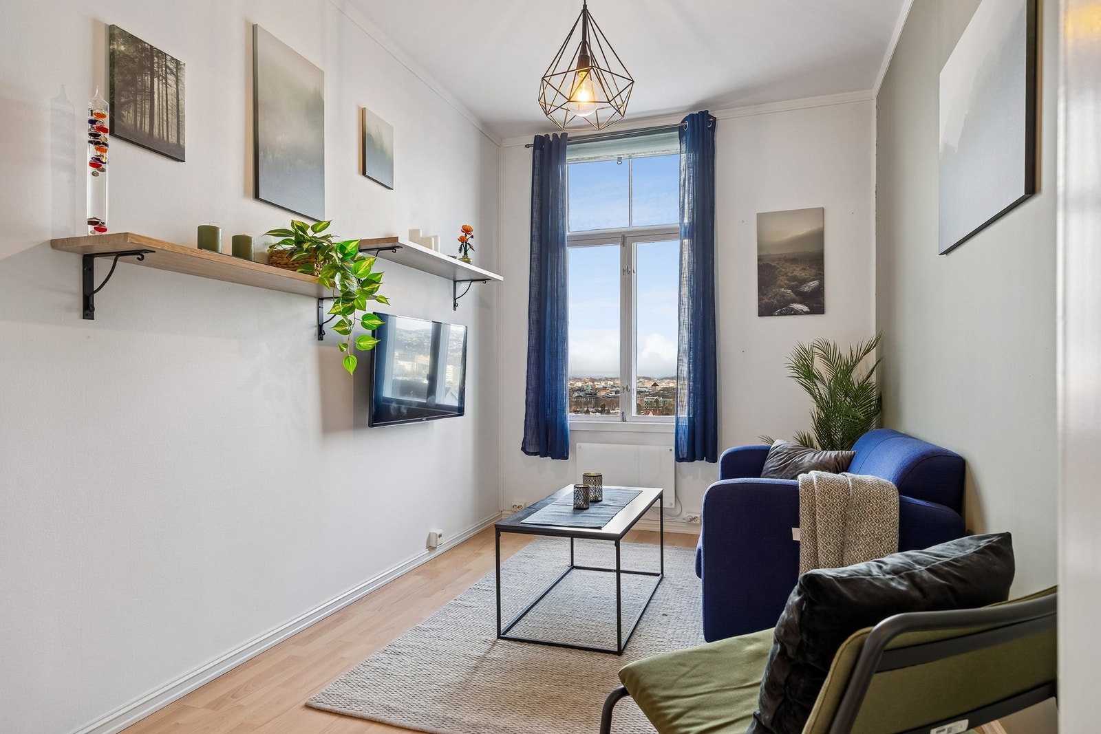 Lys og innbydende stue med god plass til sofa- og TV-løsning. Rommet fremstår luftig og trivelig med gode møbleringsmuligheter. Galleribilde