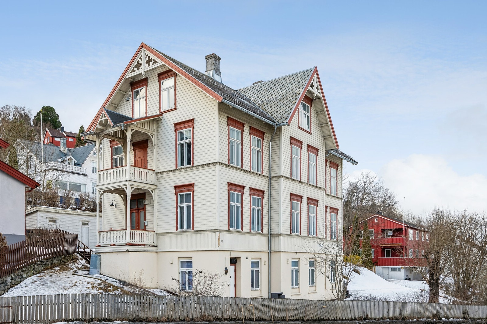 Fra leiligheten har du kort vei til flotte friluftsområder i Bymarka, et av Trondheims mest populære turområder, samt nærhet til byens fasiliteter. Galleribilde