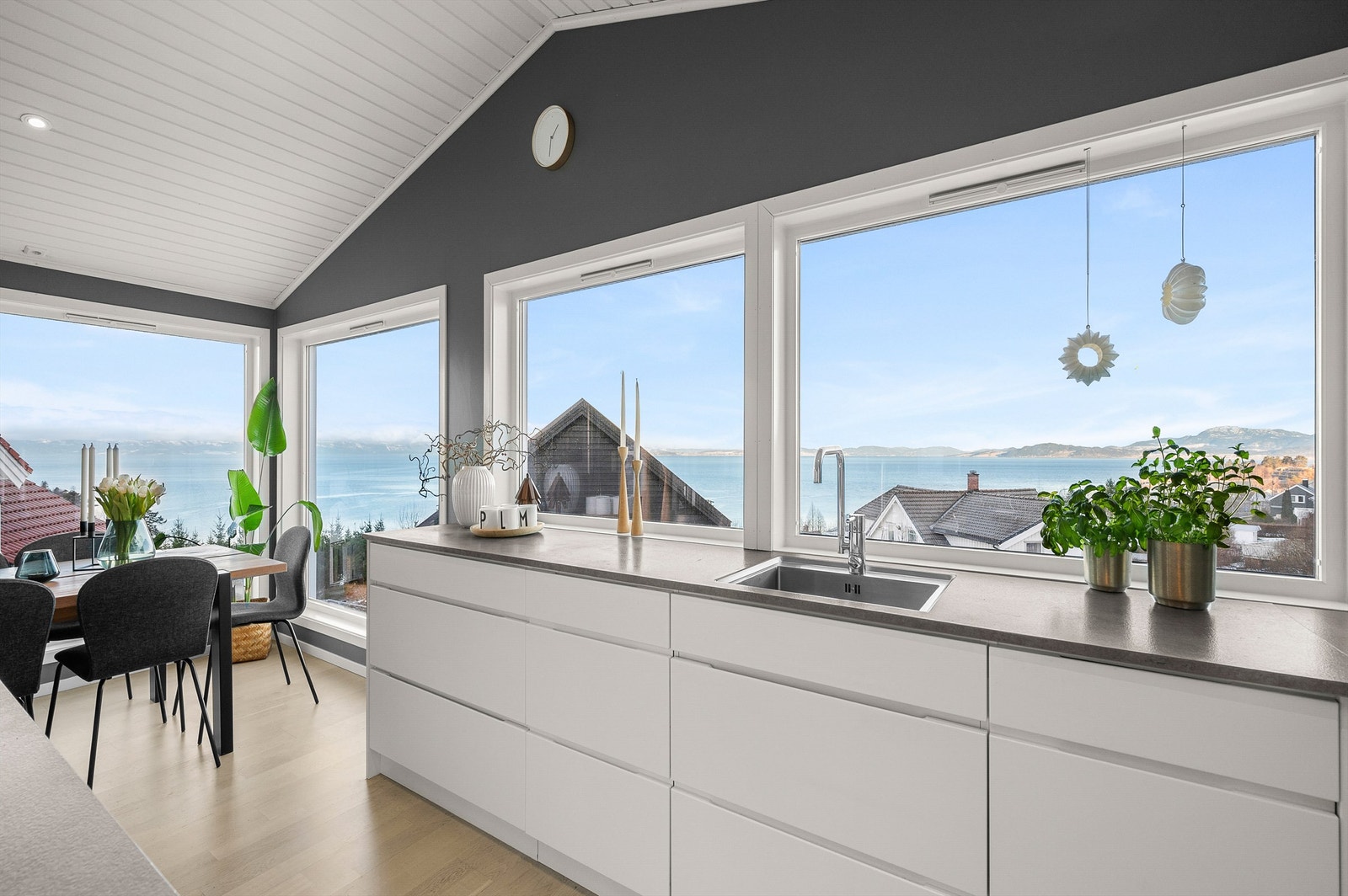 Stilrent kjøkken fra Kvik (2016) med moderne fronter og praktisk kjøkkenøy som naturlig samlingspunkt. Galleribilde