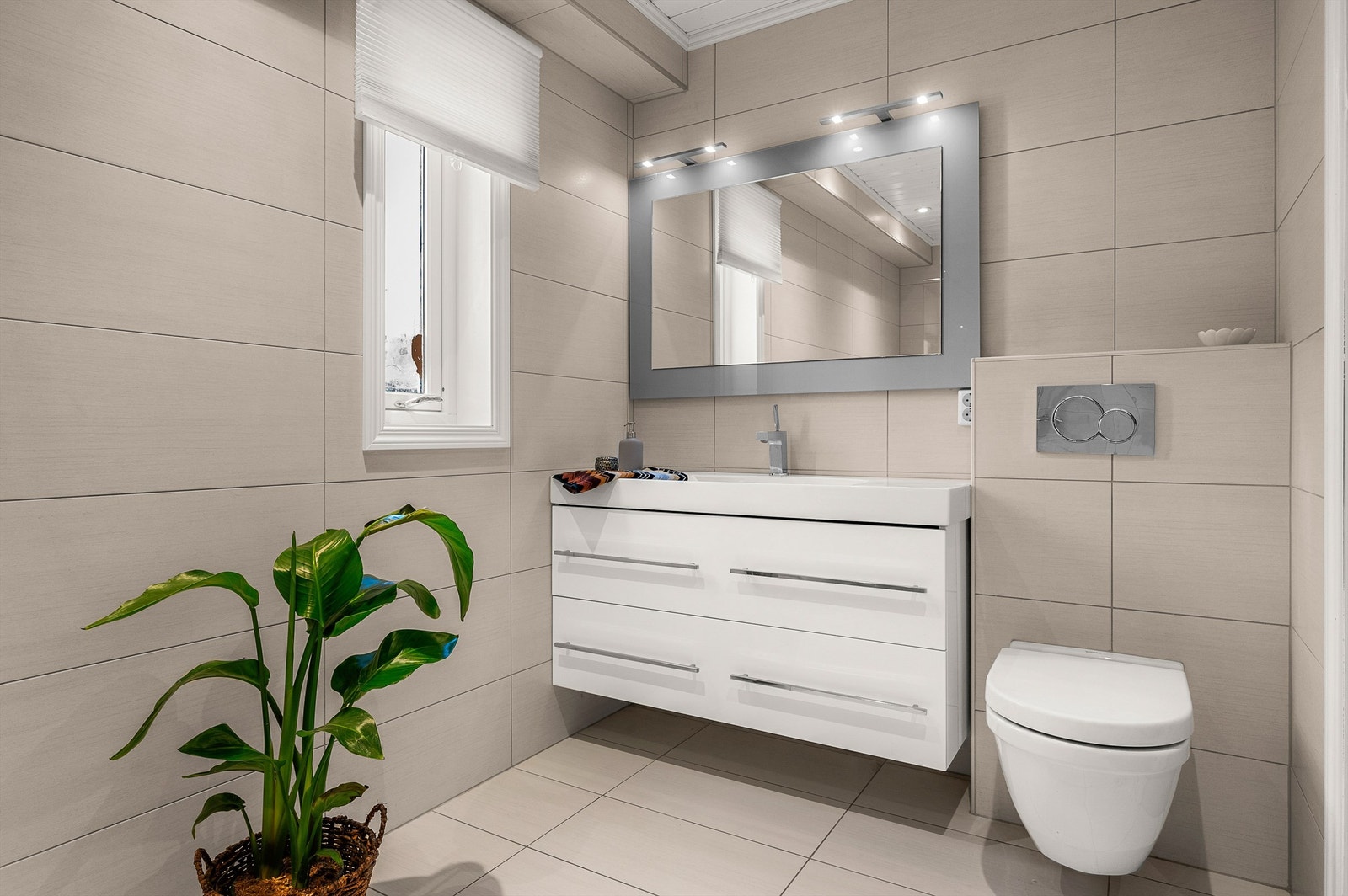 Delikat bad i 1. etasje totalrenovert i 2014 av Bravida. Innredning fra Linn Bad, flislagte overflater og varmekabler i gulv. Galleribilde