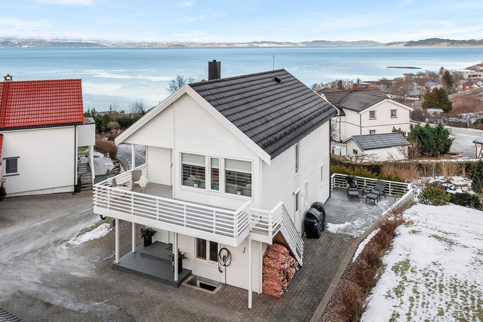 Verandaen er naturlig tilknyttet de øvrige uteplassene med trapp ned til gårdsplass og terrasse på 26 kvm. Galleribilde