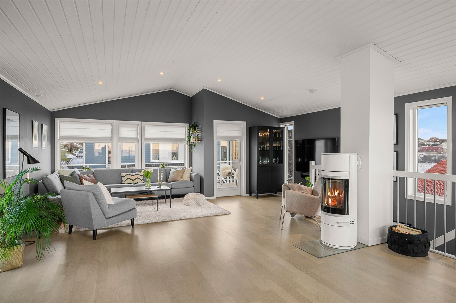 Vedovn og varmepumpe bidrar til både komfort og energieffektiv oppvarming. Stuen er lett å møblere med de flere sonene i rommet. Galleribilde