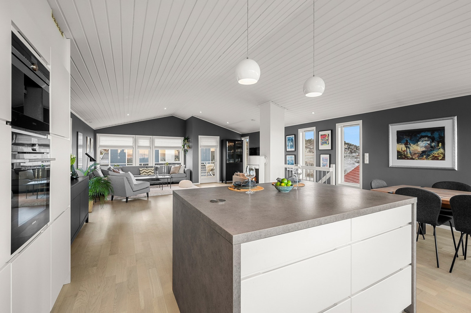 Åpen løsning mot spiseplass og stue skaper en sosial og luftig romfølelse. Stue og kjøkkenarealet måler til sammen romslige 62 kvm. Galleribilde