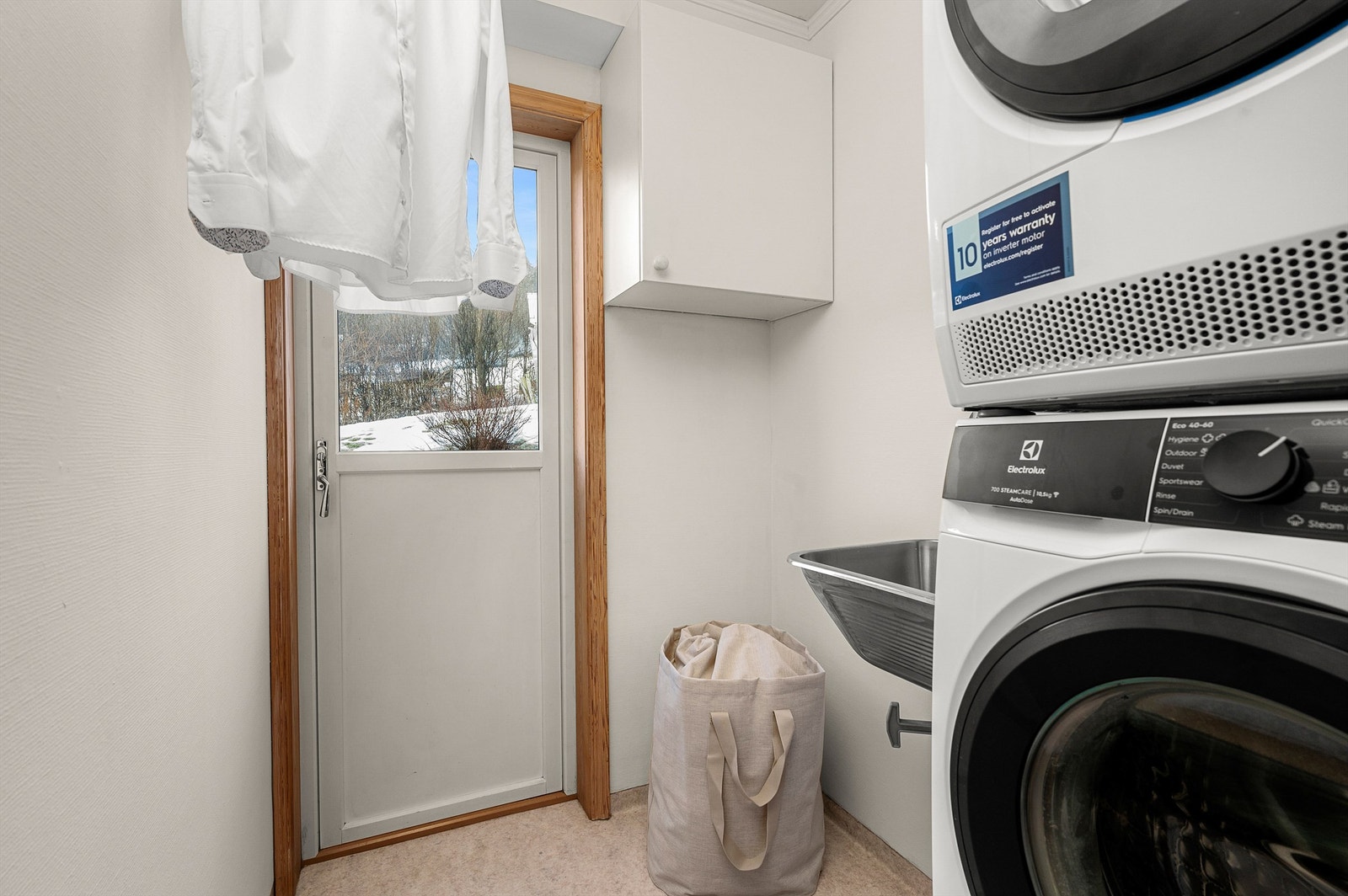 Separat vaskerom med opplegg for vaskemaskin og god funksjonalitet. Rommet har egen inngang. Galleribilde