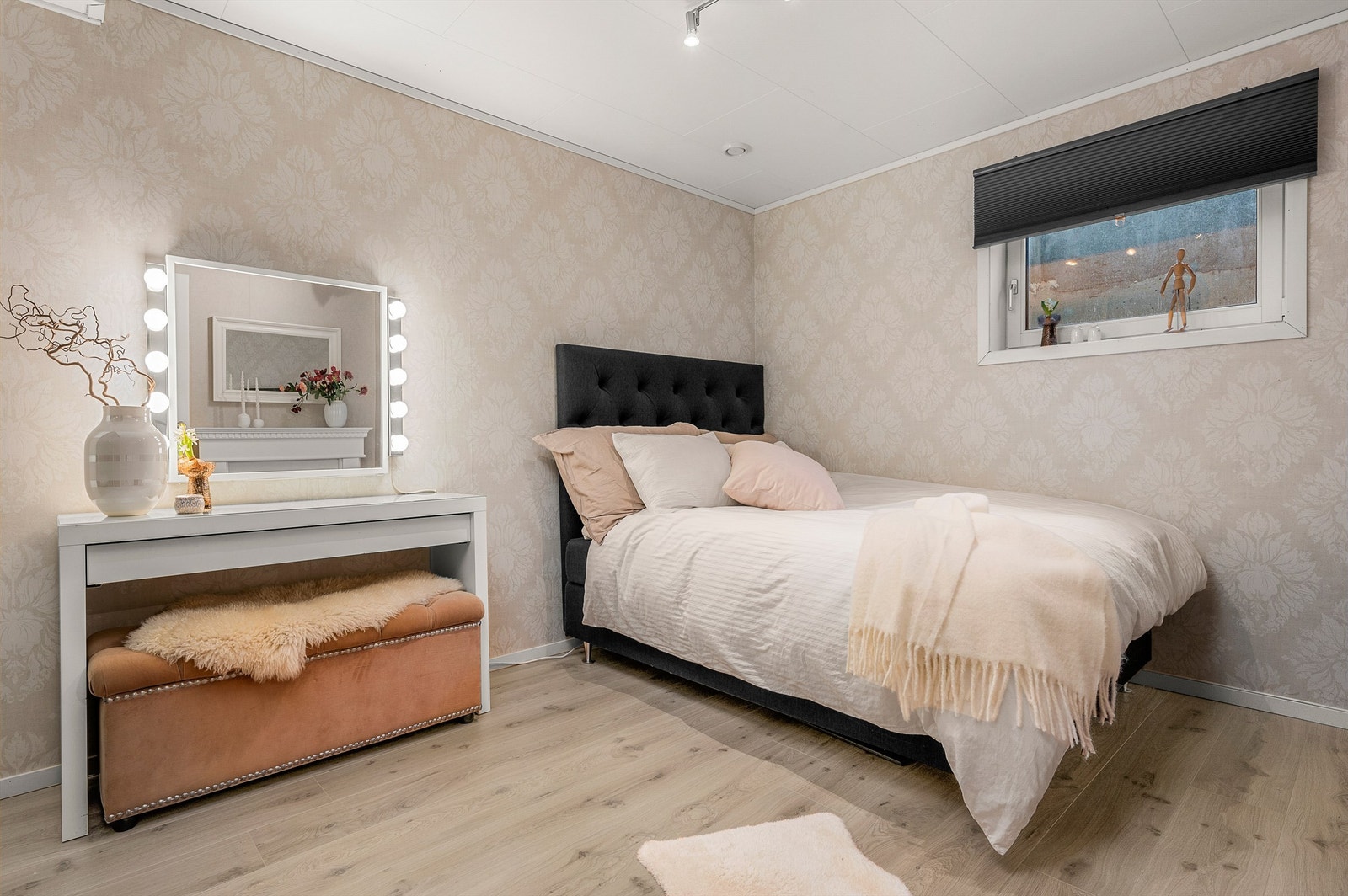 God størrelse gir plass til både dobbeltseng og garderobeløsning. Galleribilde