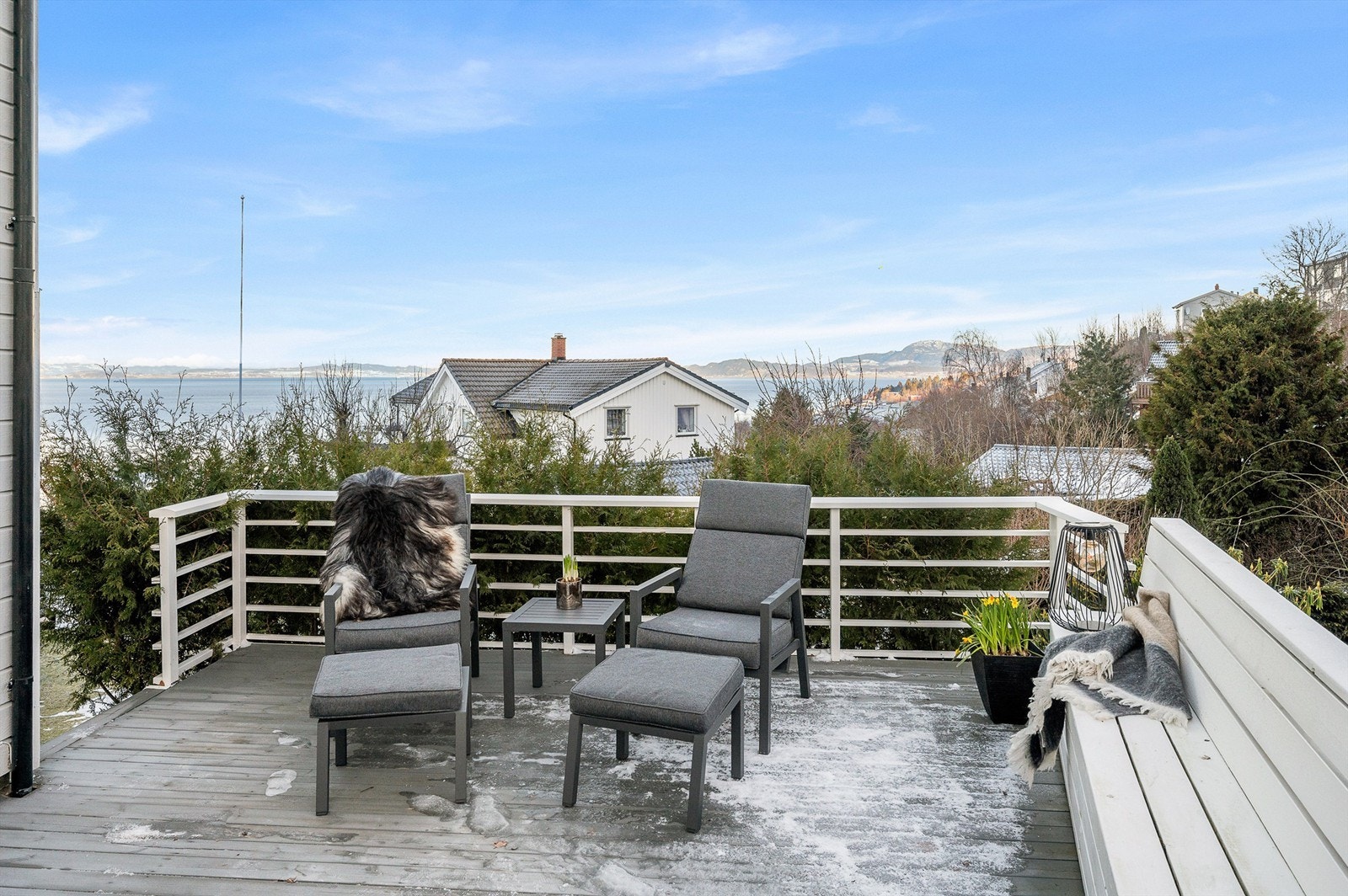 Også her kan man nyte fantastiske solforhold og en nydelig fjordutsikt. Terrassen har morgensol fra ca. kl. 07:00 til 15:00 på sommerstid i følge selger- en flott uteplass for rolige morgener og formiddagssol. Galleribilde