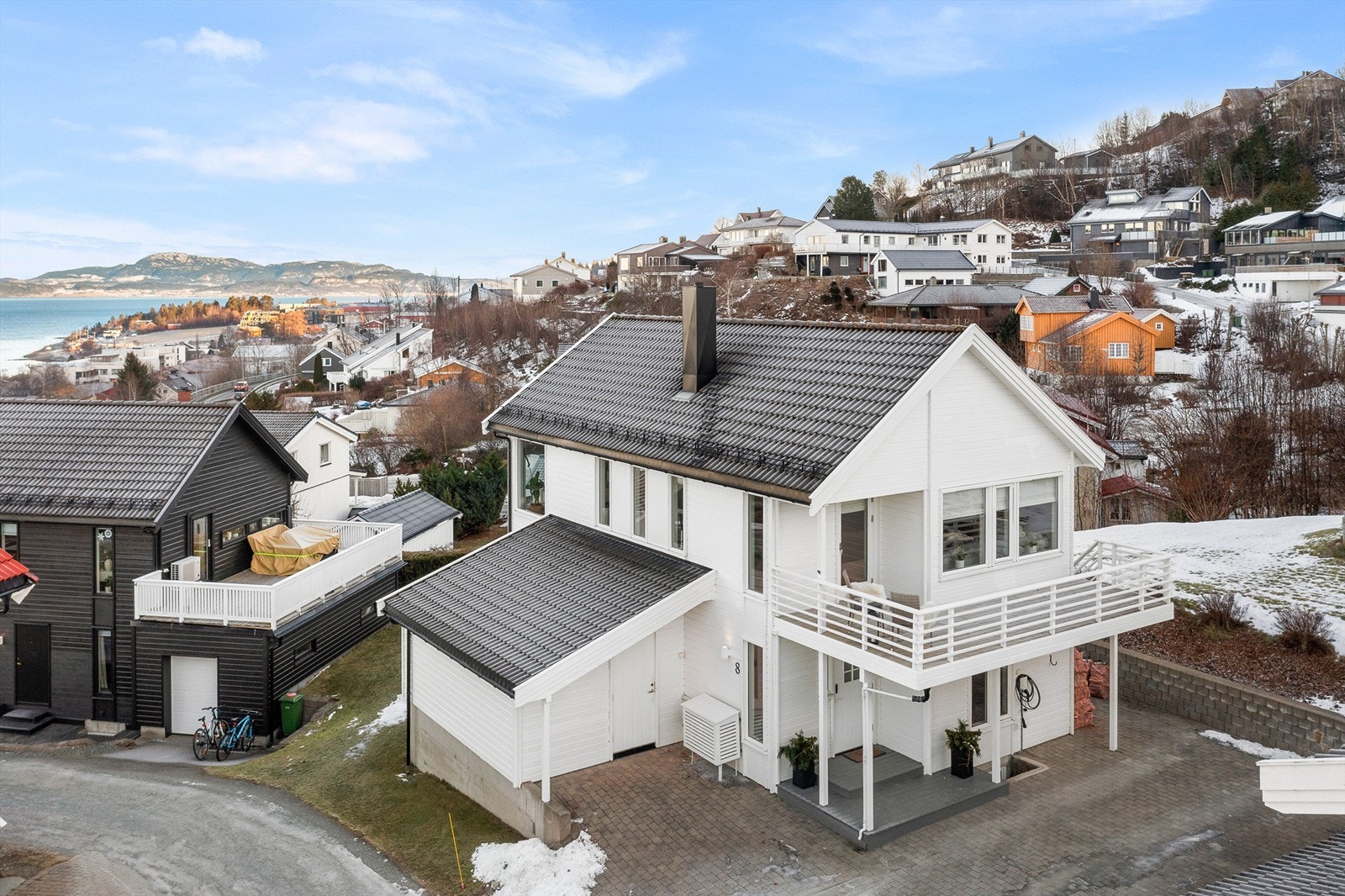 Boligen fremstår velholdt med liggende trekledning og en klassisk utforming som passer godt inn i det etablerte og barnevennlige boligområdet. Galleribilde