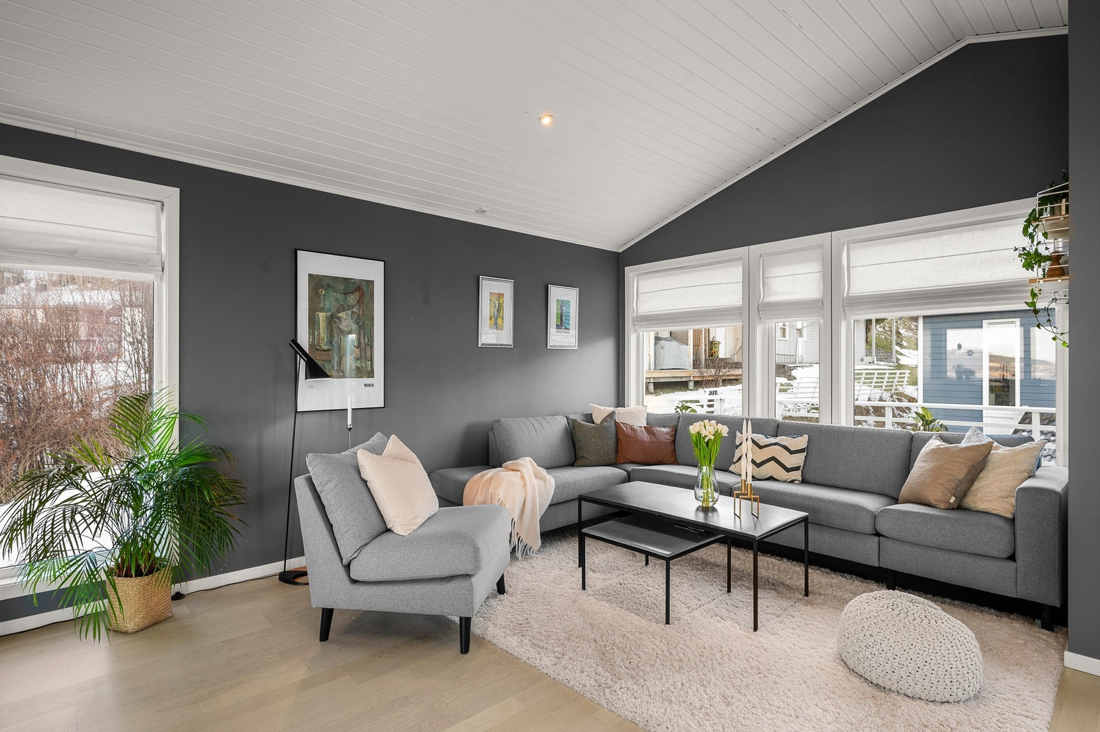 Her har man god plass til stor sofagruppe med tilhørende TV-møblement samt stor spisegruppe med god plass til å samle familie og venner til hyggelige sammenkomster. Galleribilde