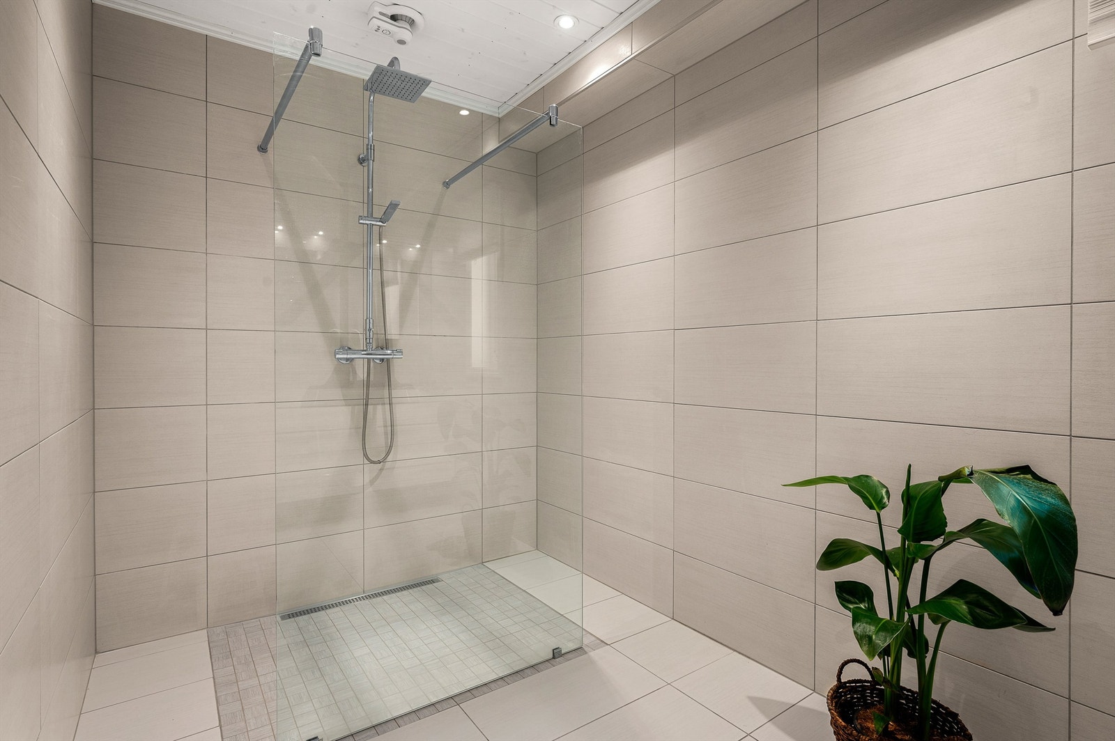 Romslig dusjsone, vegghengt toalett og moderne løsninger gir et stilrent og funksjonelt uttrykk. Galleribilde