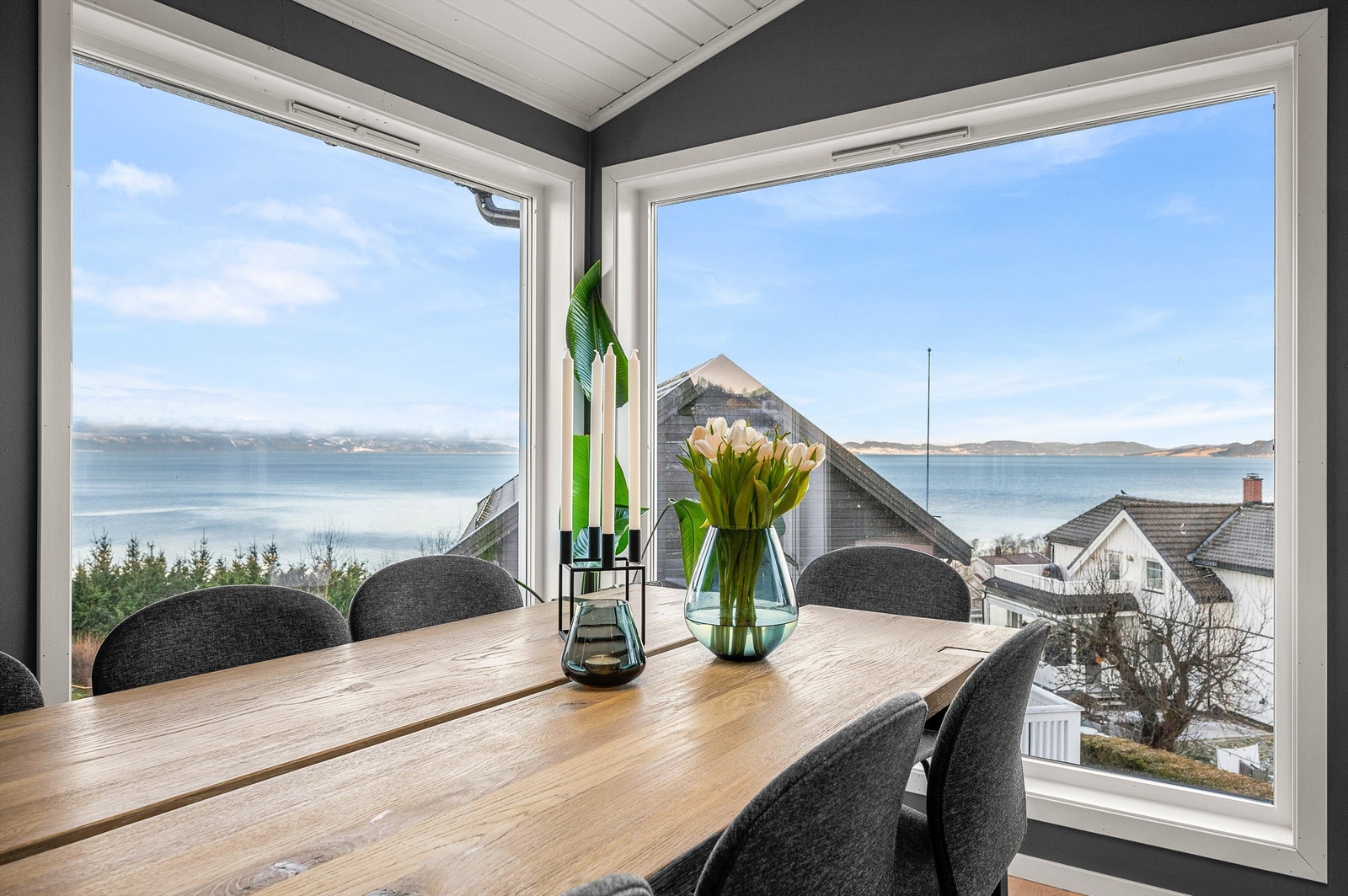 Lys og romslig spiseplass med store vindusflater som slipper inn rikelig med dagslys og gir flott utsyn mot fjorden. Galleribilde