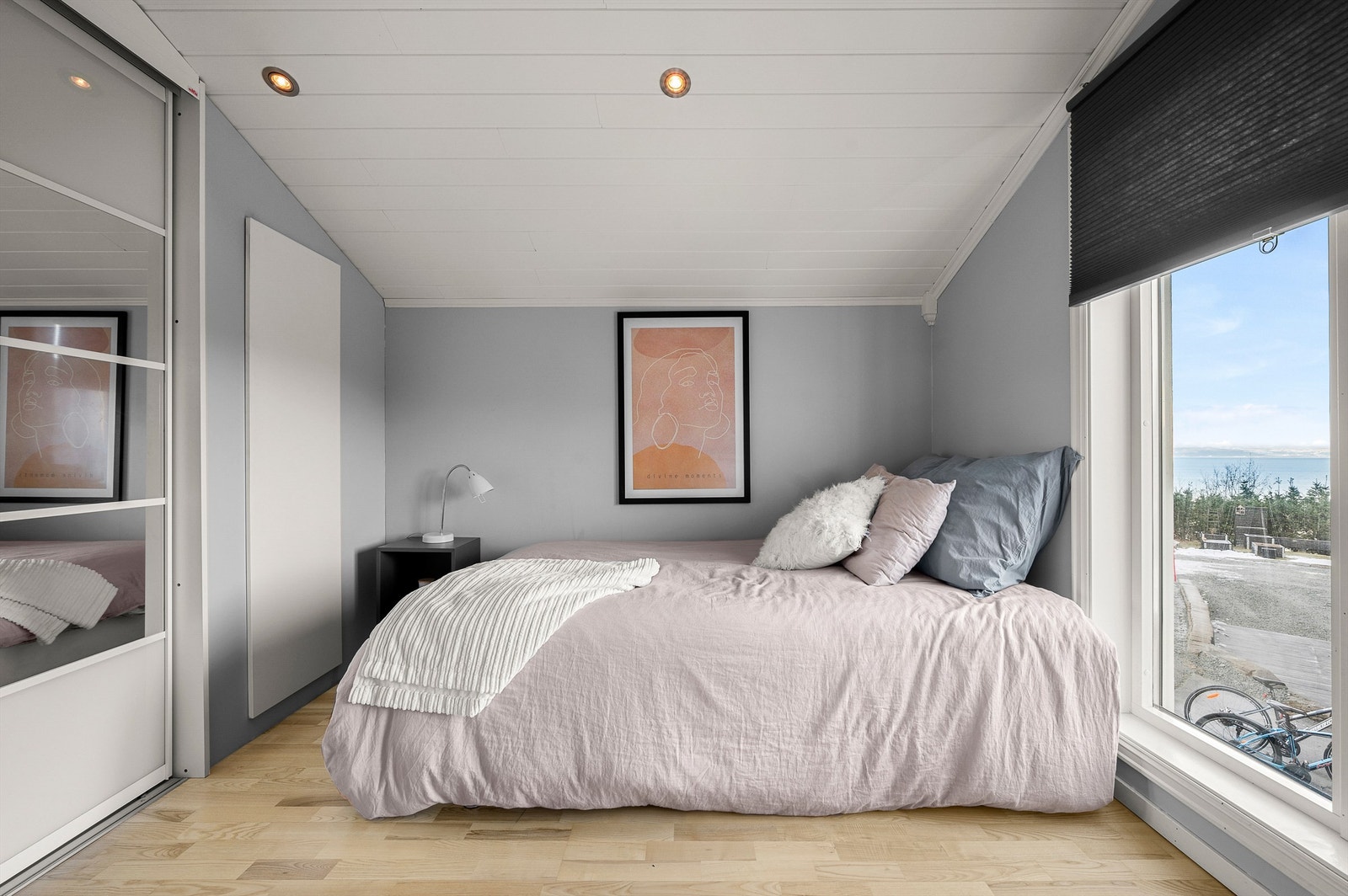 Lyst og delikat soverom på 11 kvm med store vindusflater og flott utsikt. Soverommet er opprinnelig byggemeldt som carport, og dermed ikke godkjent for varig opphold. Kjøper overtar alt ansvar, eventuell kostnad og risiko forbundet med dette. Galleribilde