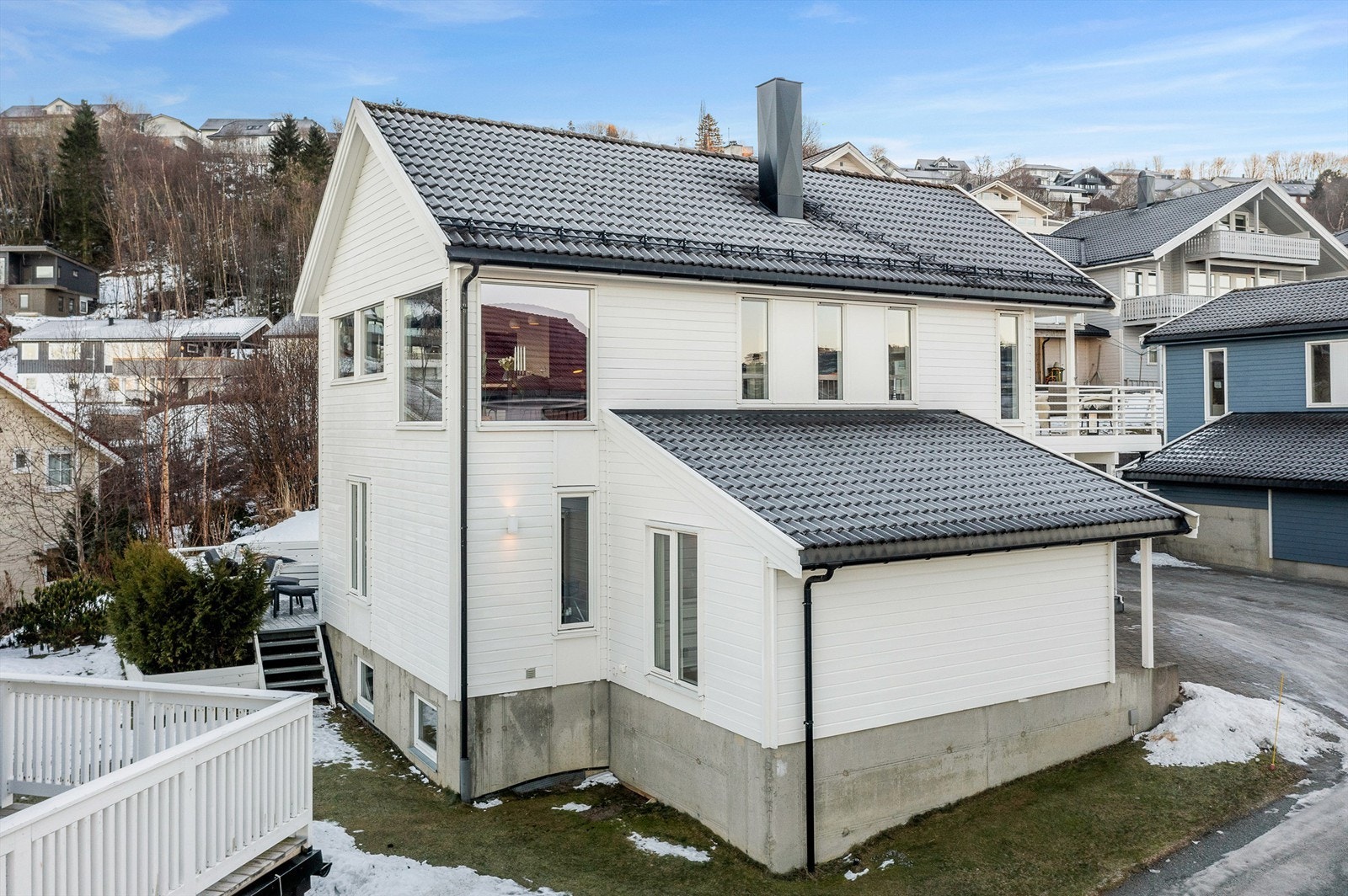 Her bor du med kort vei til både sjø og marka, og kan nyte flotte rekreasjonsområder som Vikhammerstrand og Midtsandtangen med sandstrender, grøntarealer og gode fasiliteter. For turglade finnes det fine stier i nærområdet. Galleribilde