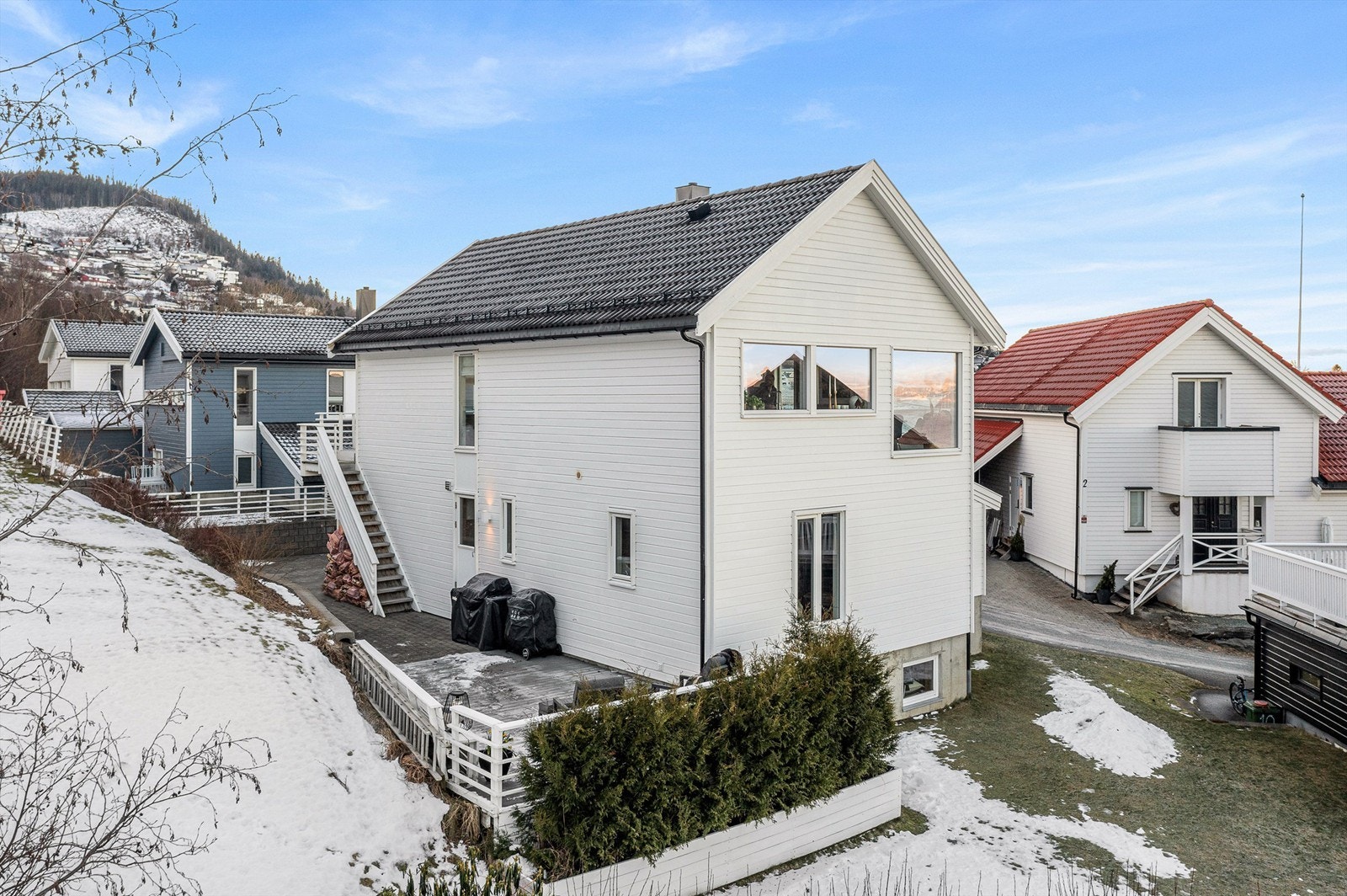 Området har en tydelig familieprofil med kort avstand til flere barnehager og skoler i alle trinn, deriblant Vikhammer skole (1.-10. trinn), Saksvik skole og Malvik videregående skole. Galleribilde