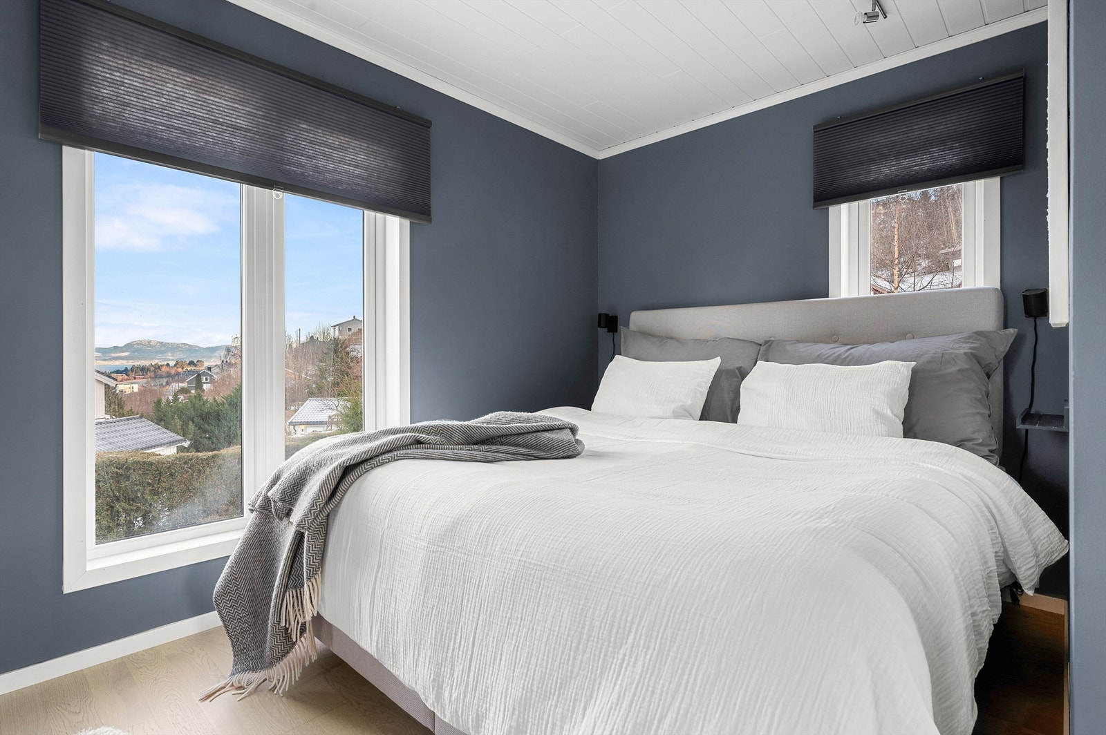 Store vindusflater gir rikelig med dagslys og skaper en lys og behagelig atmosfære i rommet. Galleribilde