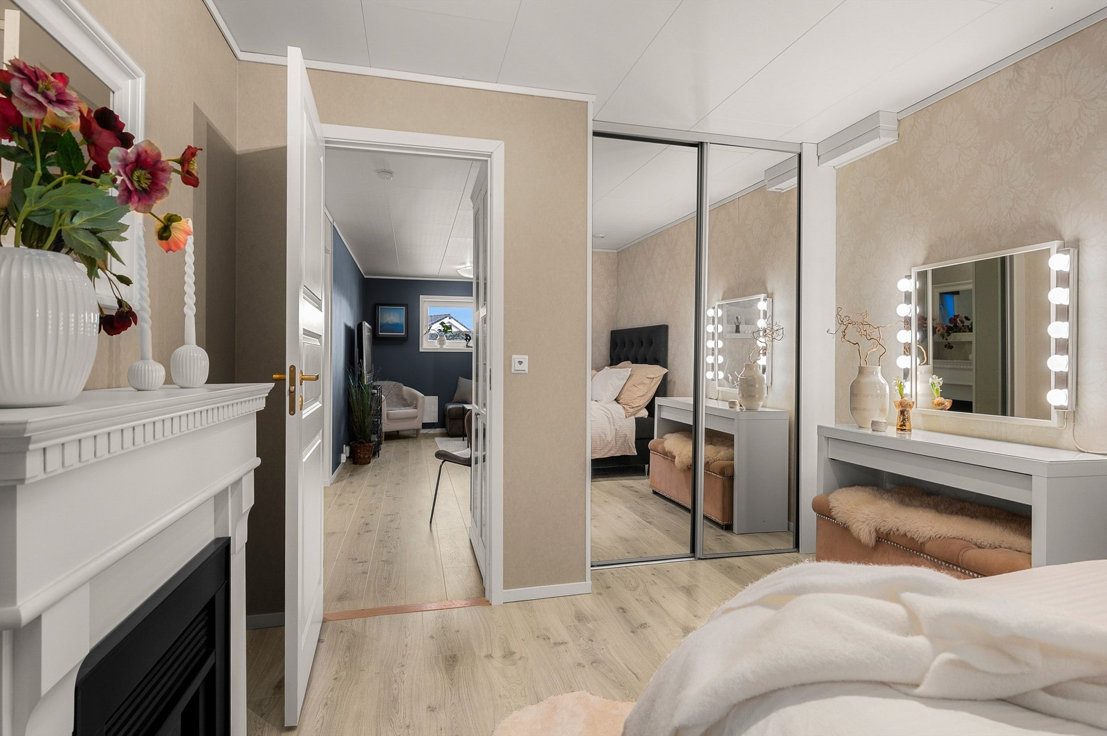 Romslig soverom i underetasjen på 13 kvm, godt egnet som ungdomsrom/gjesterom. Rommet er opprinnelig byggemeldt som disponibelt rom og dermed ikke godkjent for varig opphold. Kjøper overtar alt ansvar, eventuell kostnad og risiko forbundet med dette. Galleribilde