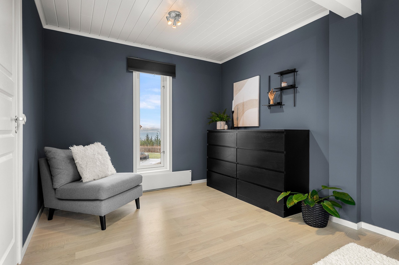 Videre har boligen et soverom på hele 17 kvm med god plass til dobbeltseng, nattbord og ekstra oppbevaring. Rommet er opprinnelig byggemeldt som to mindre soverom, og kan enkelt kles igjen for å skape flere soverom i boligen. Galleribilde