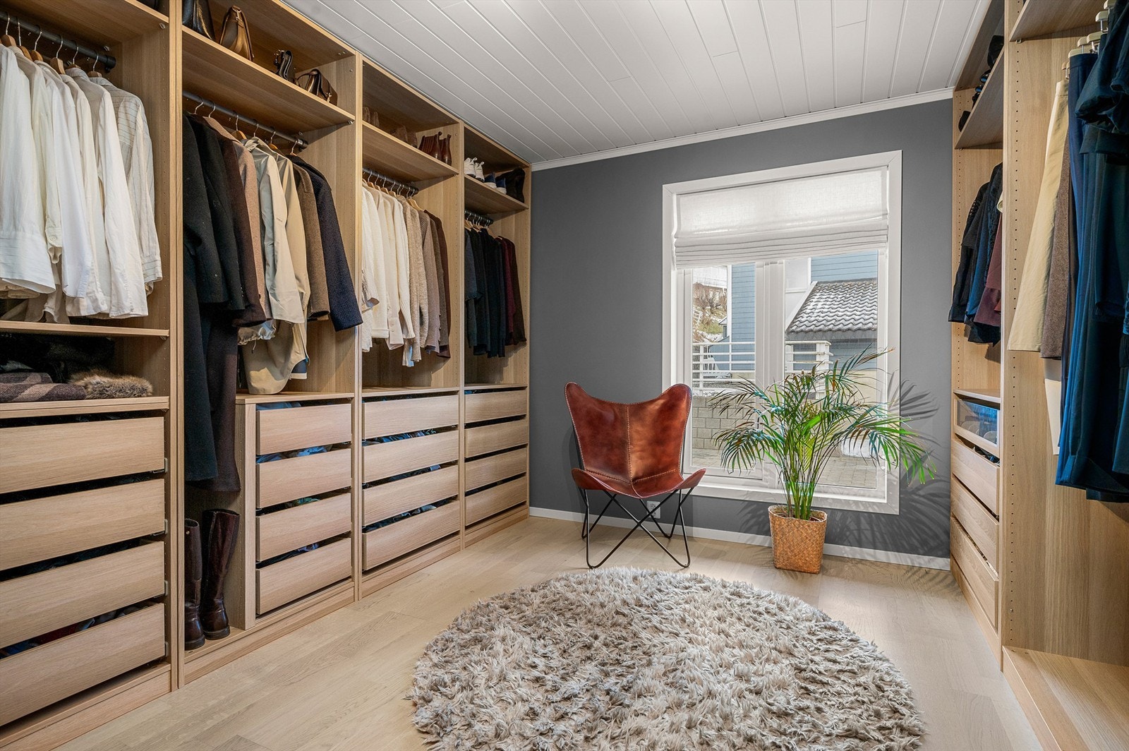 Soverom 3 er på 10 kvm og benyttes i dag som en romslig walk-in closet. Galleribilde