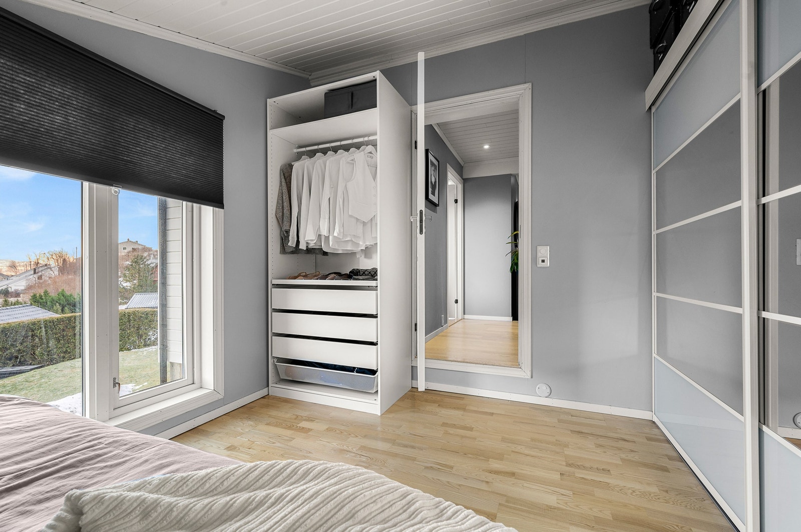 Rommet har gode møbleringsmuligheter med plass til både seng, nattbord og garderobe. Galleribilde