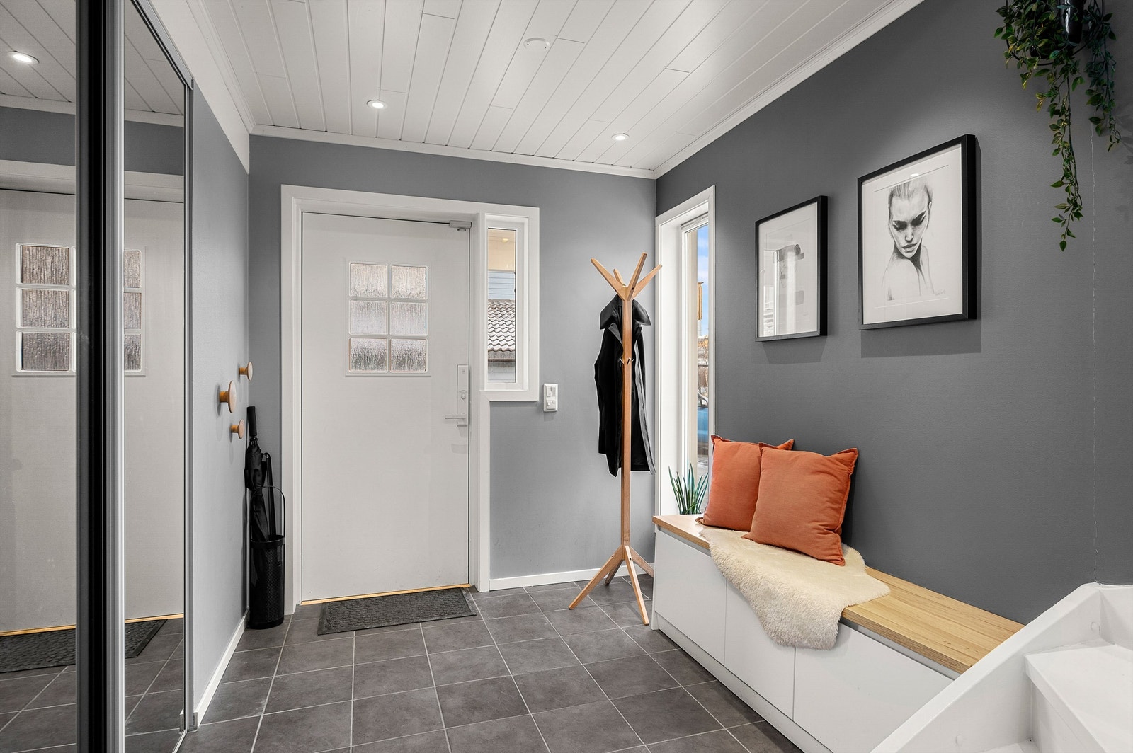 Innbydende entré med god plass til garderobeløsning og oppbevaring av yttertøy og sko. Galleribilde