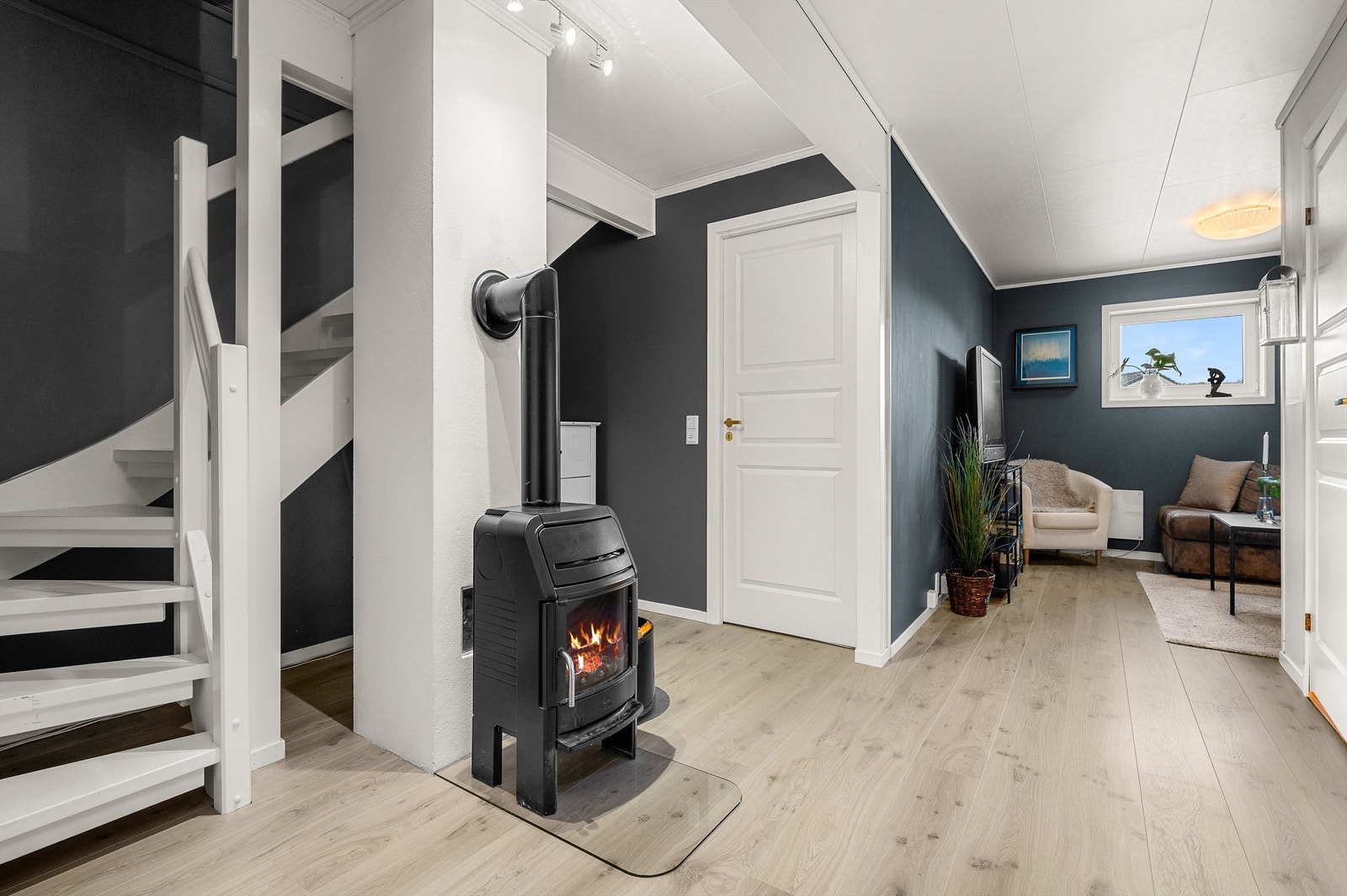 Kjellerstue med vedovn som skaper en lun stemning. Kjellerstuen og deler av gangen er opprinnelig byggemeldt som disponibelt rom og dermed ikke godkjent for varig opphold. Kjøper overtar alt ansvar, eventuell kostnad og risiko forbundet med dette. Galleribilde