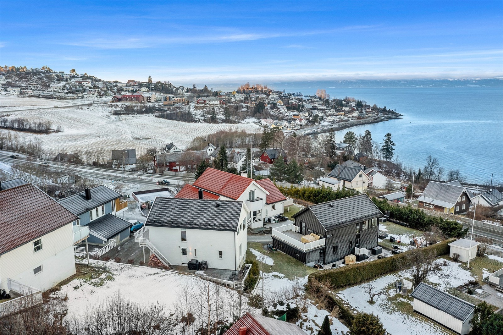 Kollektivtilbudet er godt med kort gangavstand til bussholdeplass og nærhet til Vikhammer togstasjon med forbindelse til både Trondheim S og Værnes. Med bil tar det ca. 20 minutter til Trondheim Sentrum. Galleribilde