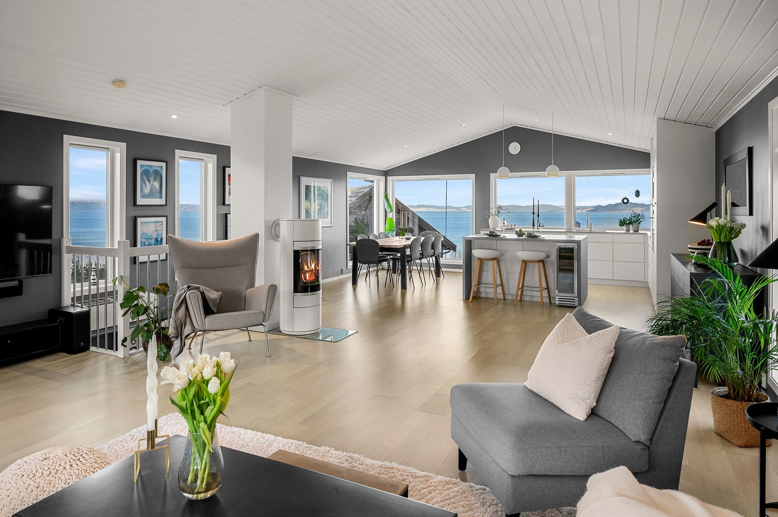 Lys og innbydende stue med store vindusflater og flott lysinnslipp. Galleribilde