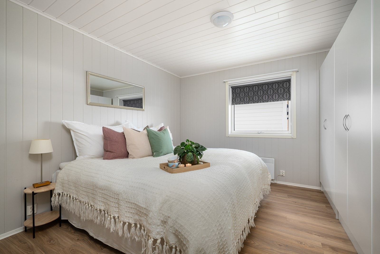 Hovedsoverommet er av god størrelse med plass til dobbeltseng og tilhørende møblement. Galleribilde