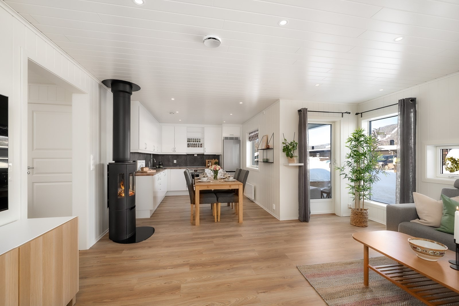 Spiseplassen er en naturlig del av allrommet, med kort vei til både kjøkken og stue. Galleribilde