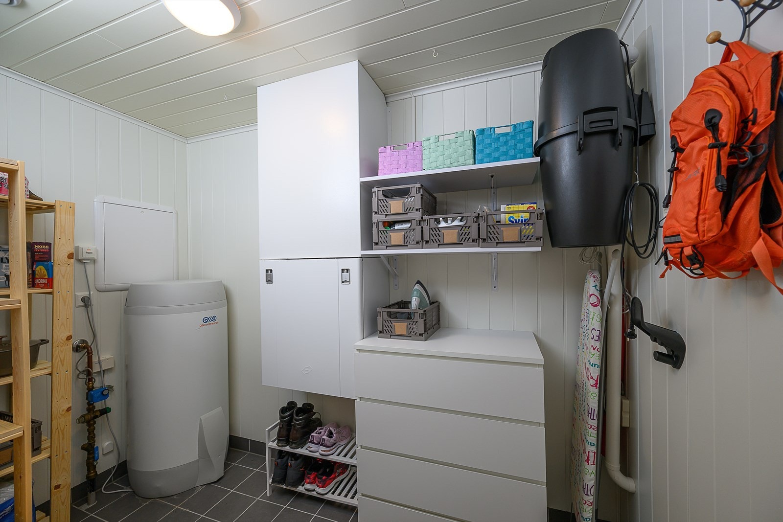 Innvendig bod/teknisk rom med balansert ventilasjonsanlegg, varmtvannsbereder, sanitærskap, stoppekran og sentralstøvsuger. Galleribilde