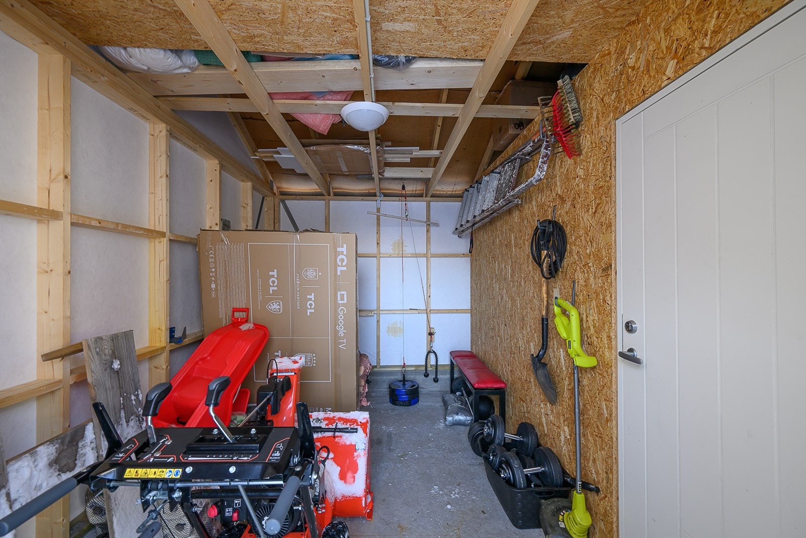 Eget bodrom i bakkant av garasjen for ytterligere oppbevaring. Galleribilde