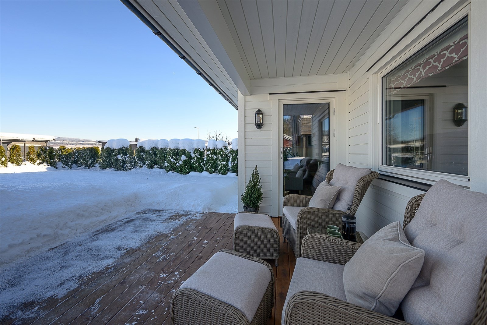 Uteplassene er oppført i impregnerte trekonstruksjoner på bakkeplan. Galleribilde