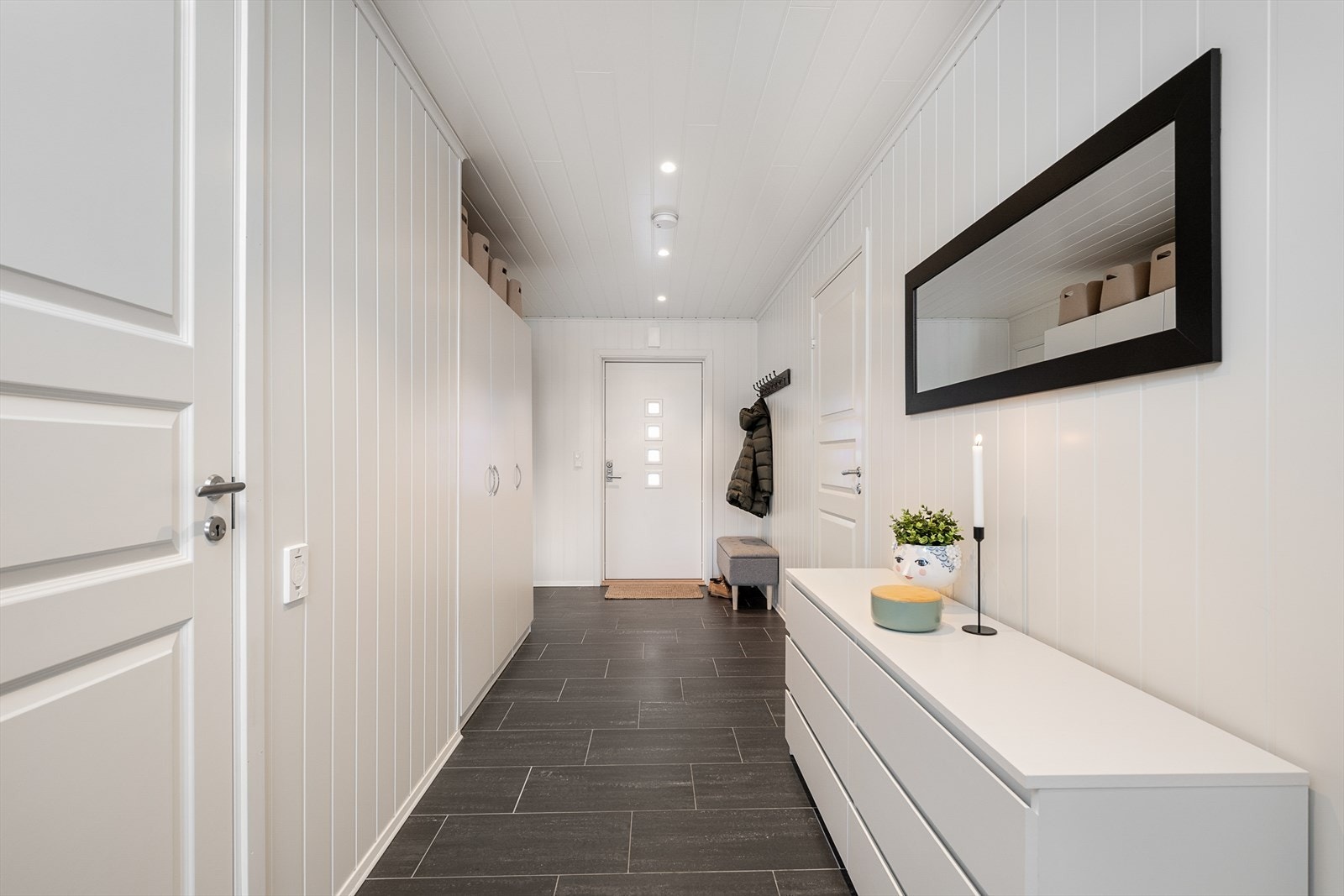 En innbydende entré med flislagt gulv og behagelig gulvvarme ønsker deg velkommen inn. Galleribilde